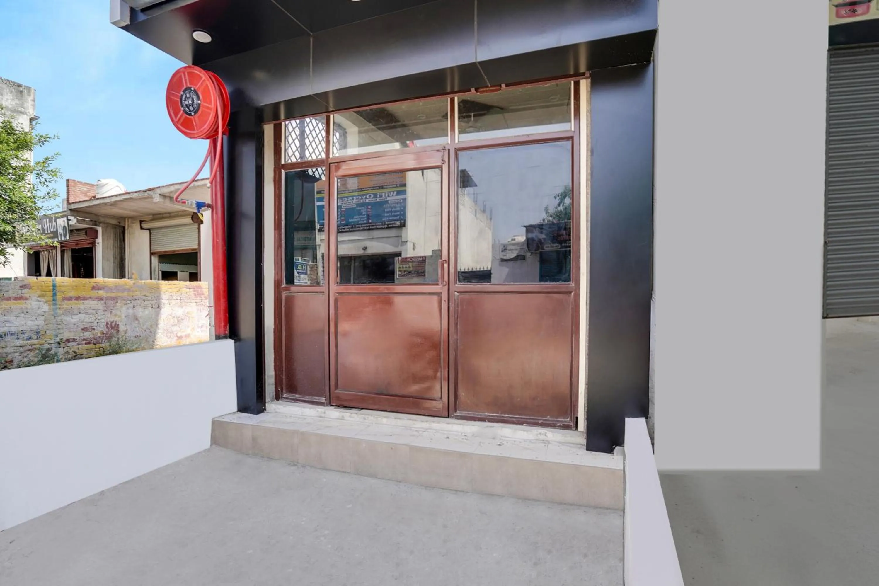 Facade/entrance in Hotel O The Moon