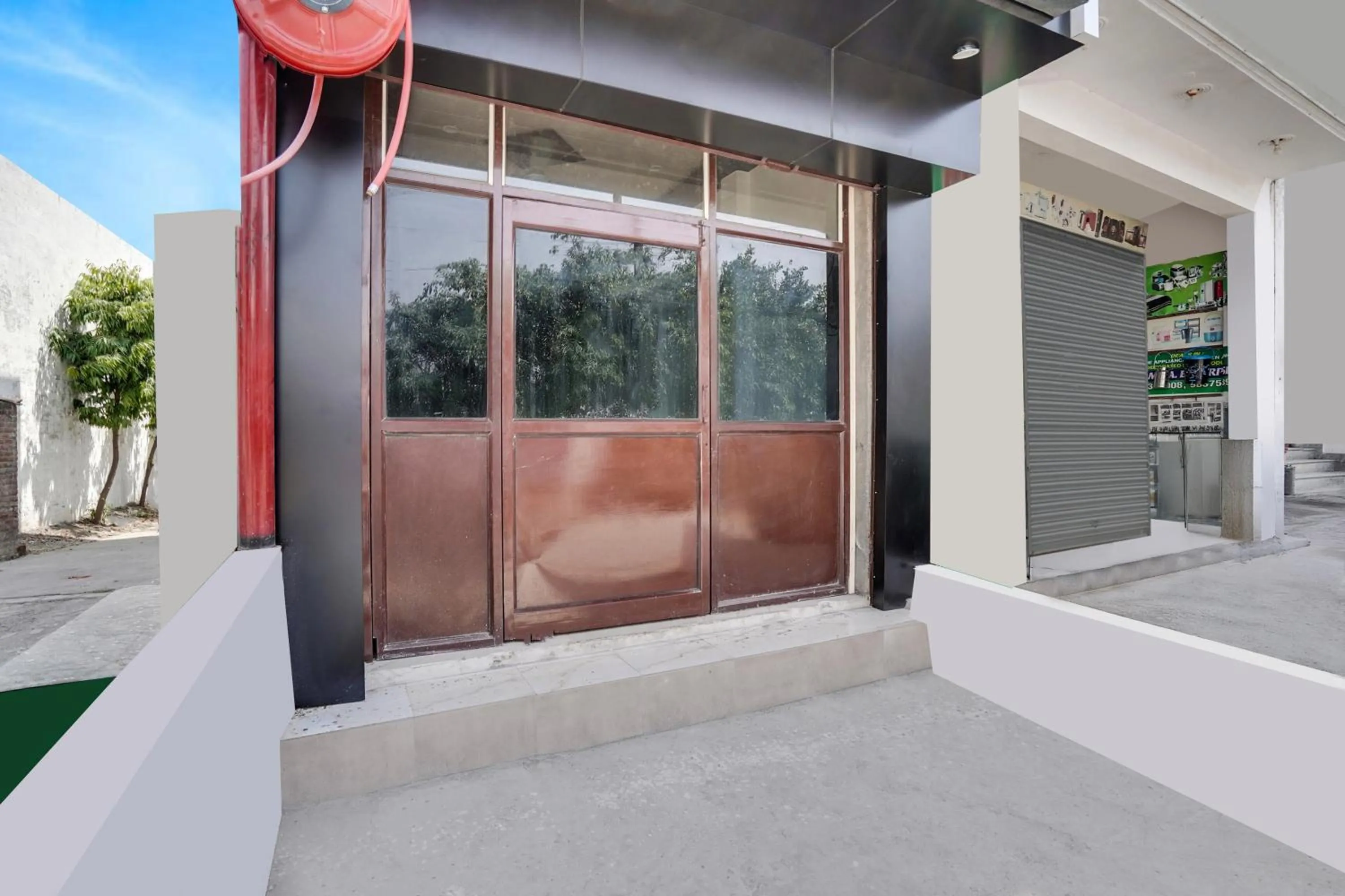 Facade/entrance in Hotel O The Moon