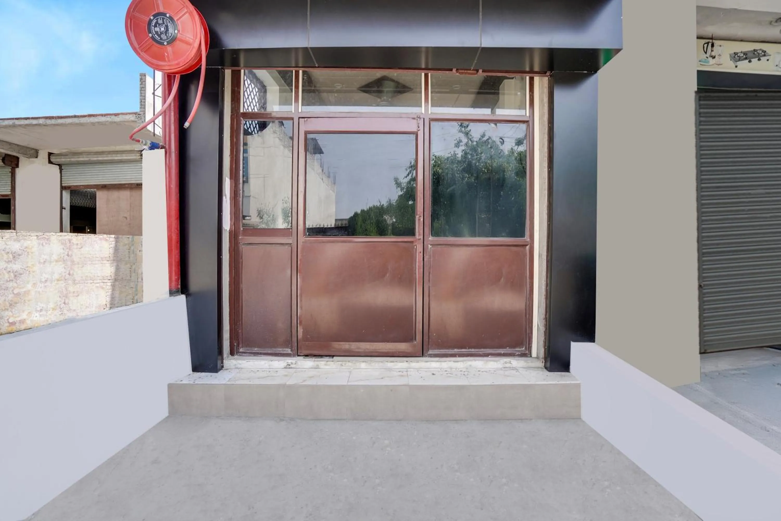 Facade/entrance in Hotel O The Moon