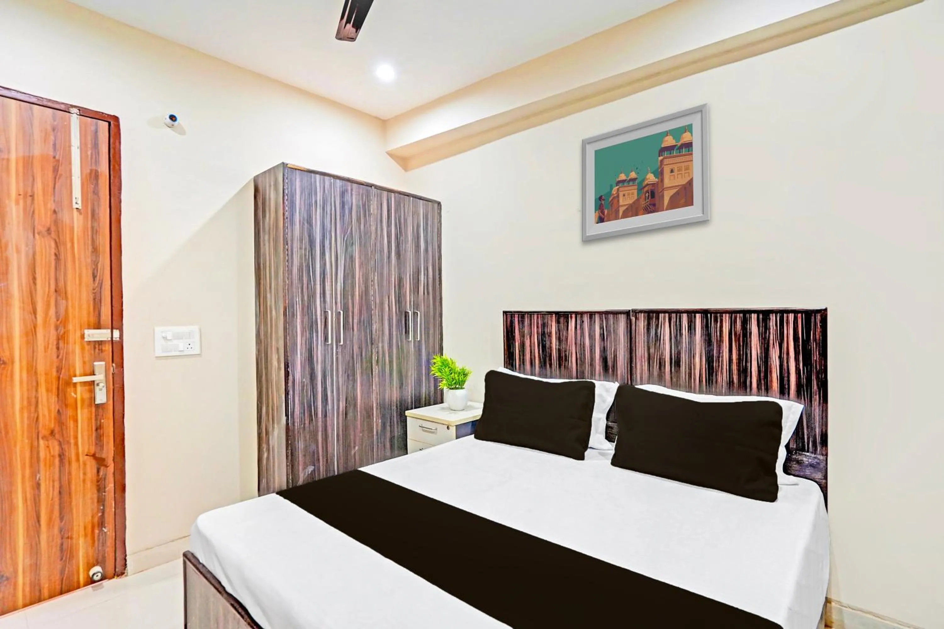 Bedroom, Bed in Super Hotel O Shree Jee Inn Guest House