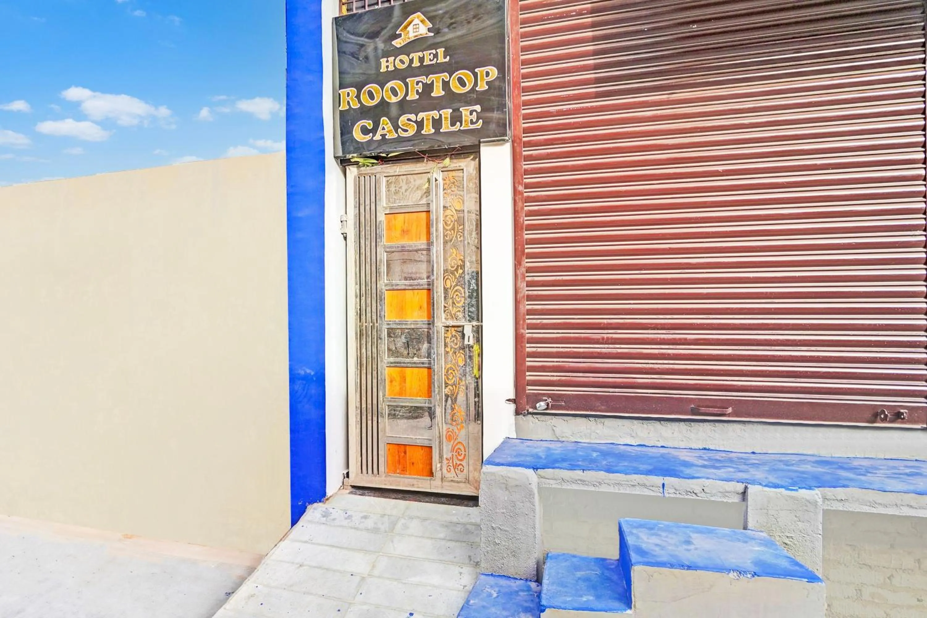 Facade/entrance in Hotel O Rooftop Castle