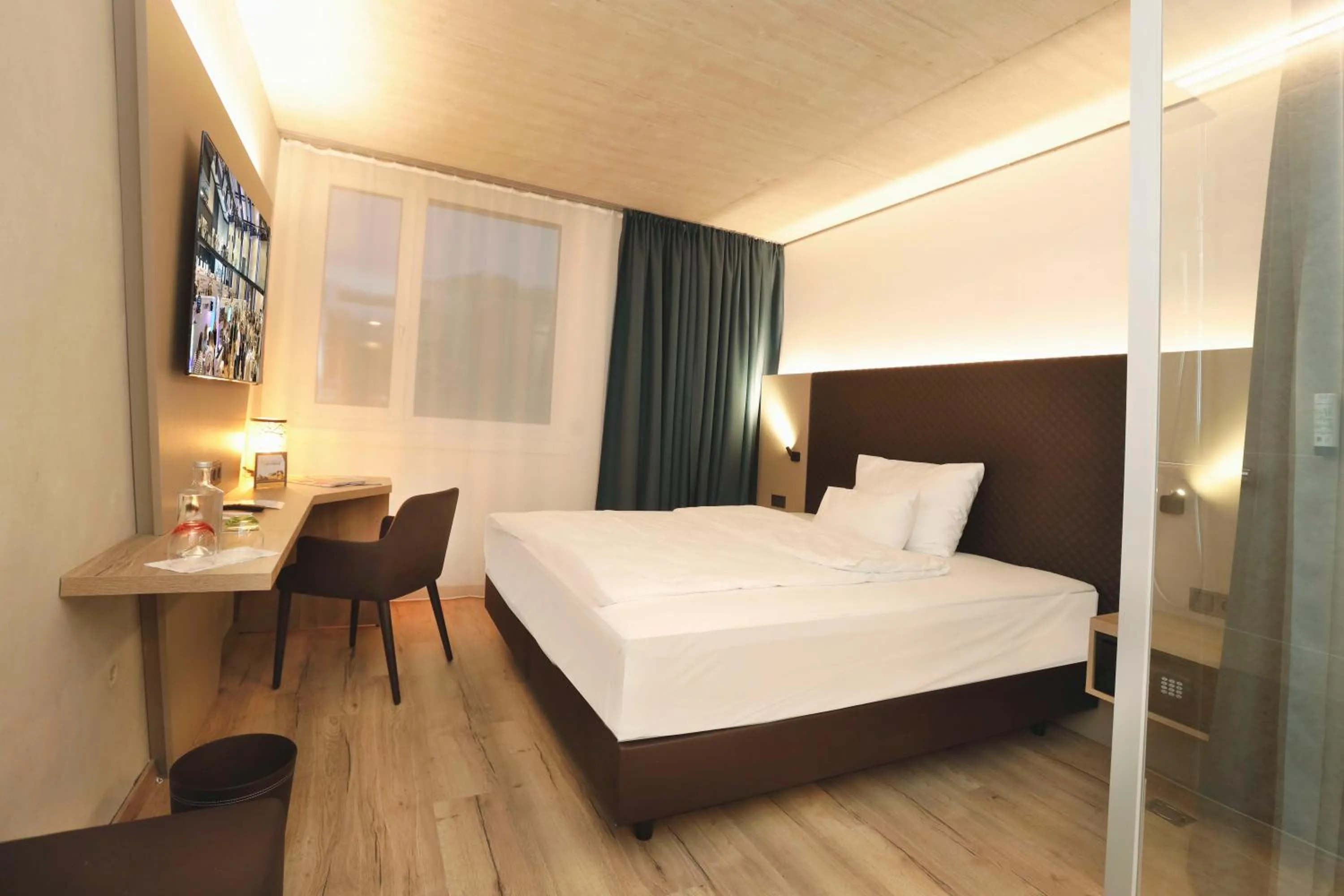 Photo of the whole room, Bed in Hotel im Zentrum für Visionen