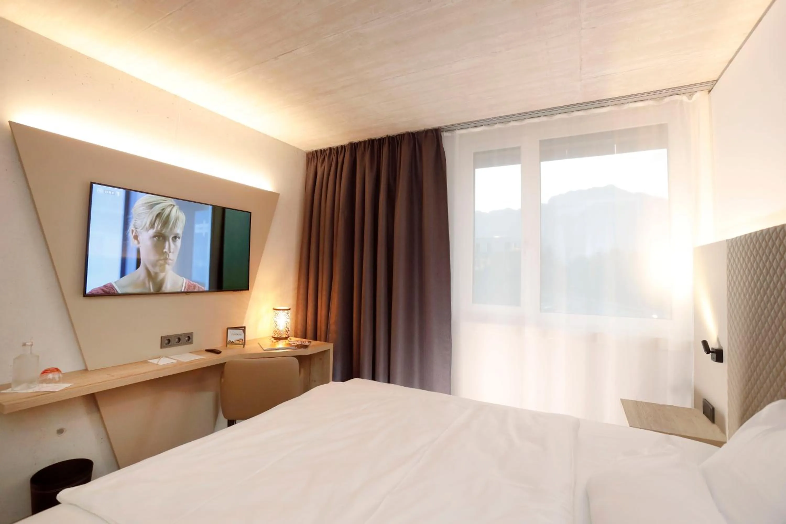 TV and multimedia, Bed in Hotel im Zentrum für Visionen