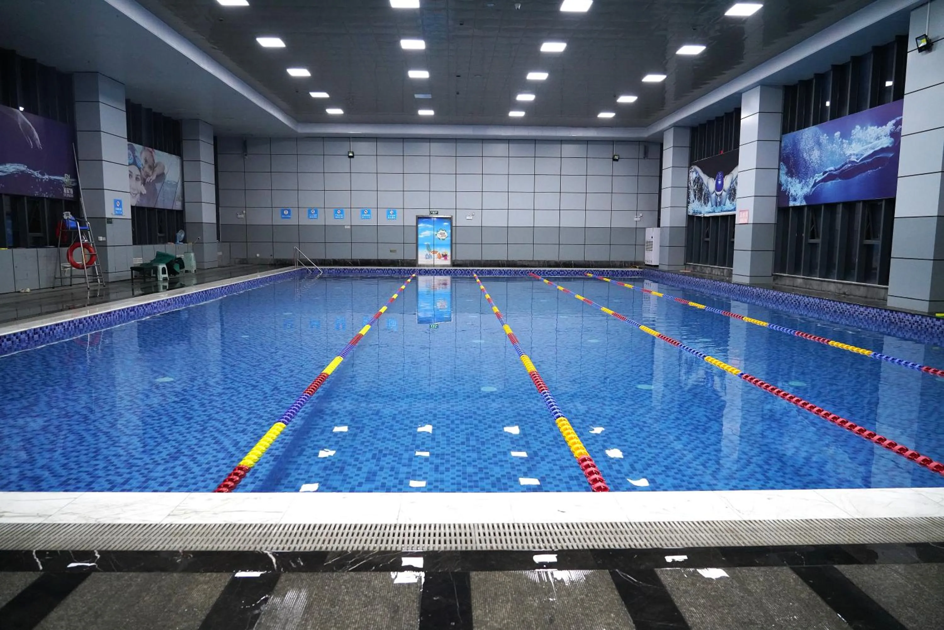 Swimming pool in Wanda Yi Yangzhou