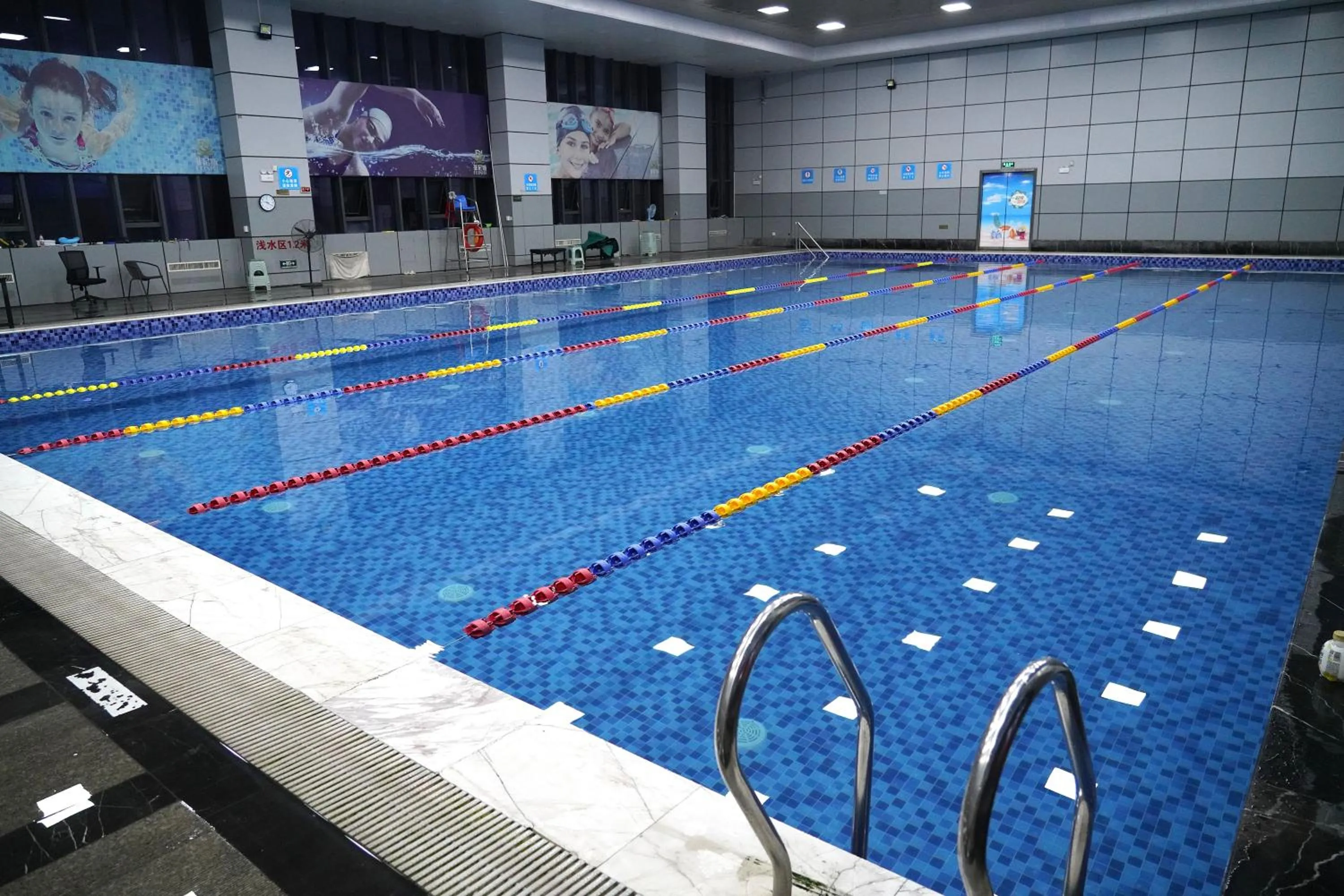 Swimming pool in Wanda Yi Yangzhou