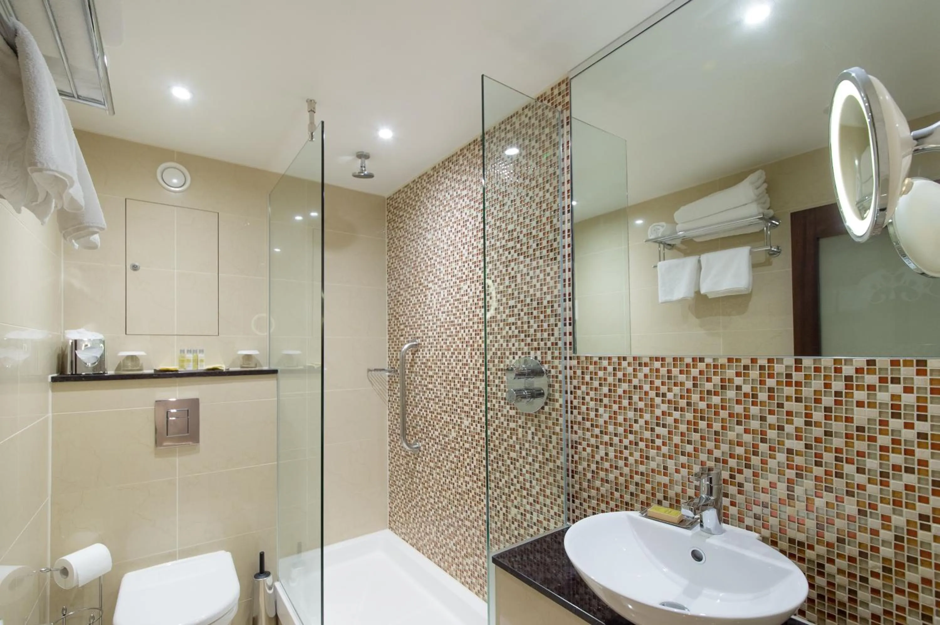 Toilet in DoubleTree by Hilton Hotel London - Marble Arch