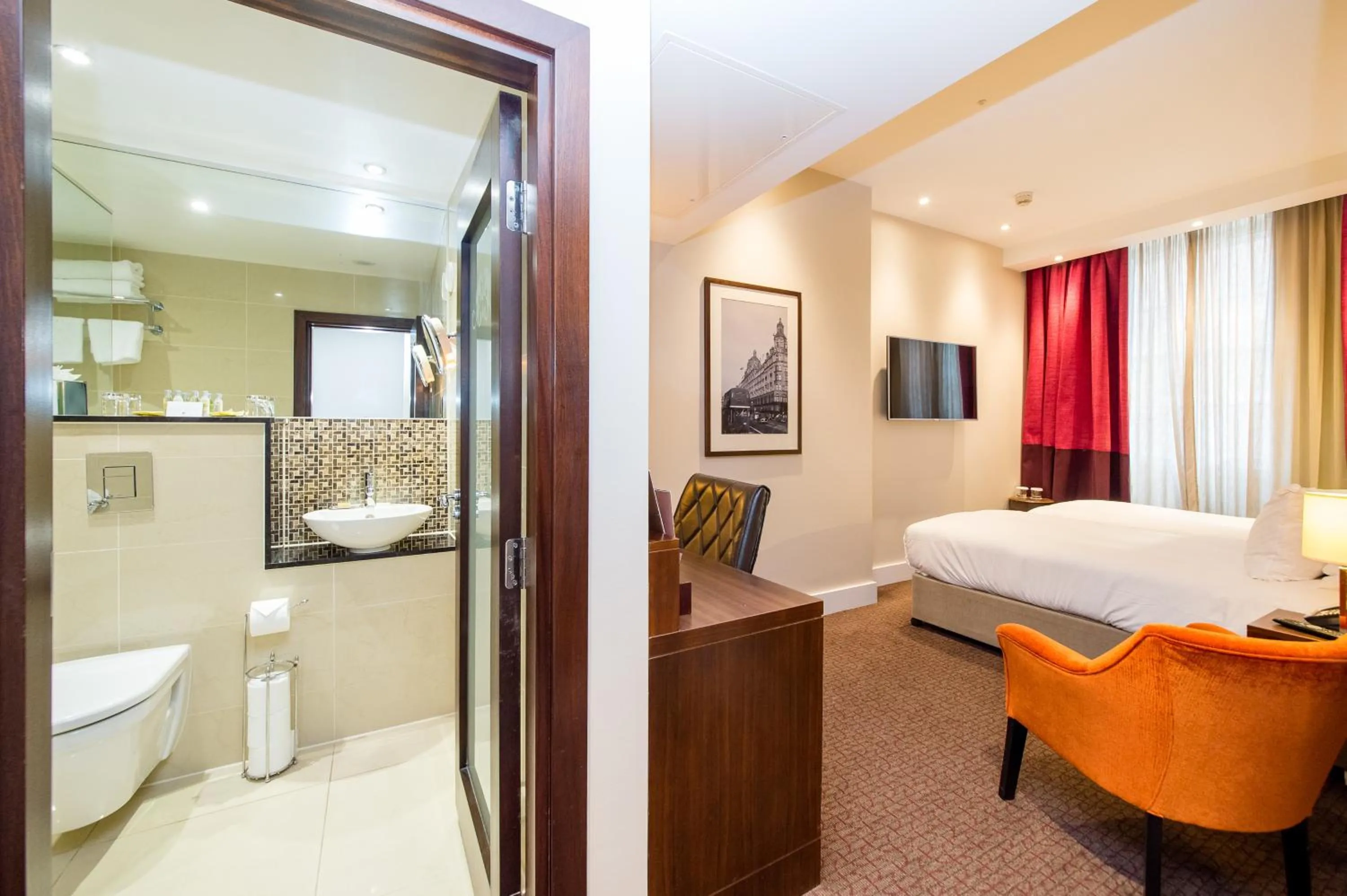 Bedroom, Bed in DoubleTree by Hilton Hotel London - Marble Arch