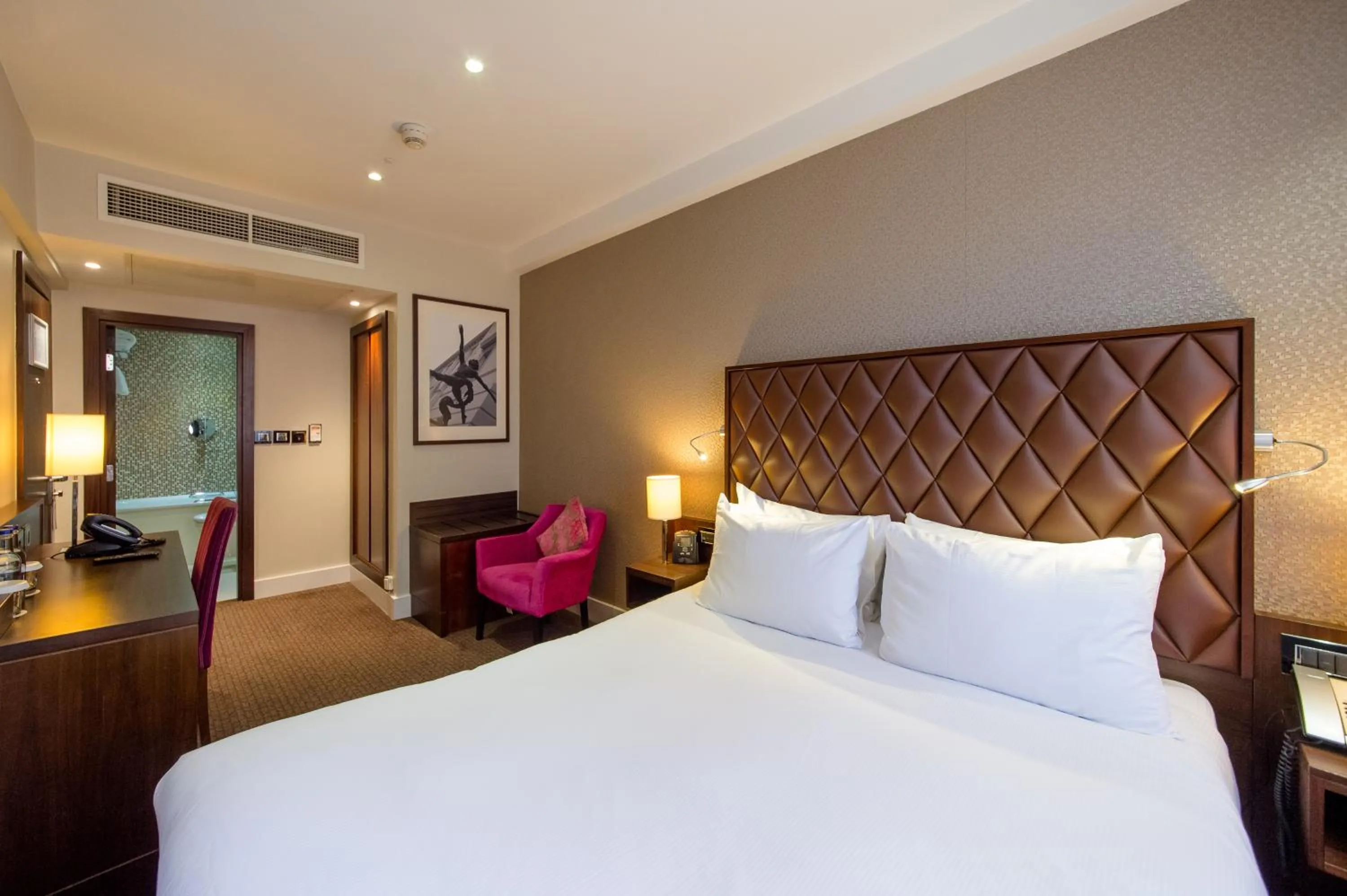 Bedroom, Bed in DoubleTree by Hilton Hotel London - Marble Arch