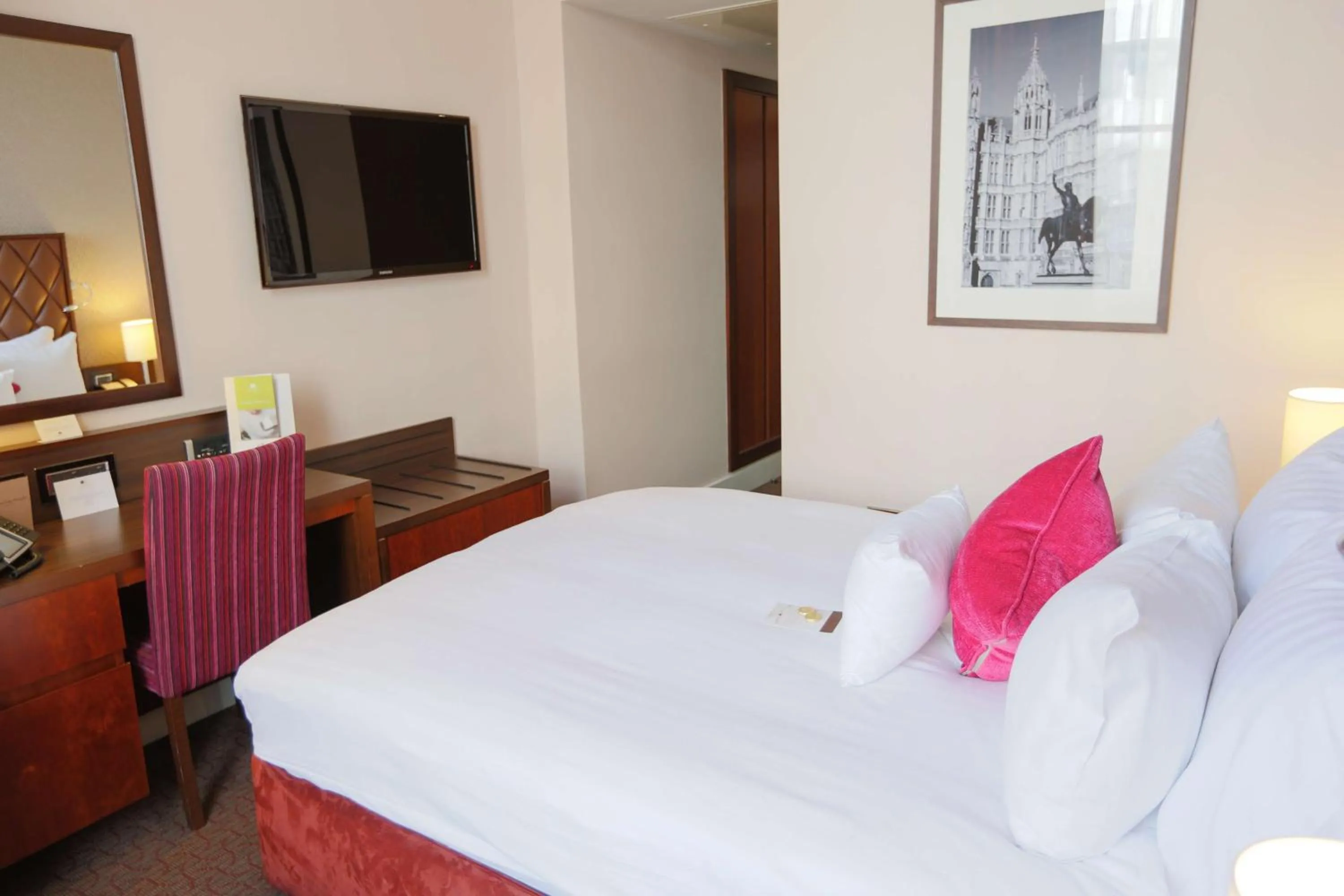 Bed in DoubleTree by Hilton Hotel London - Marble Arch