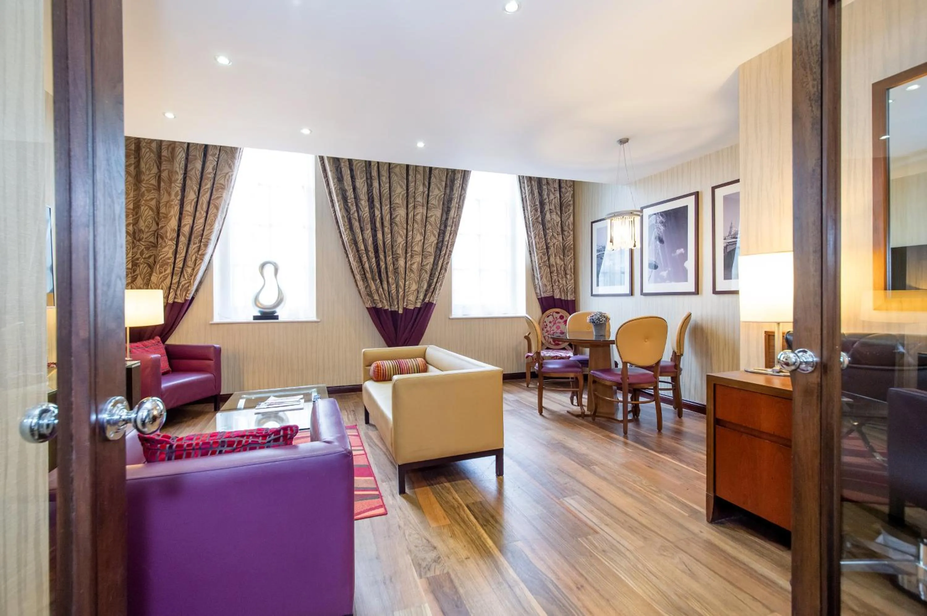 Living room in DoubleTree by Hilton Hotel London - Marble Arch