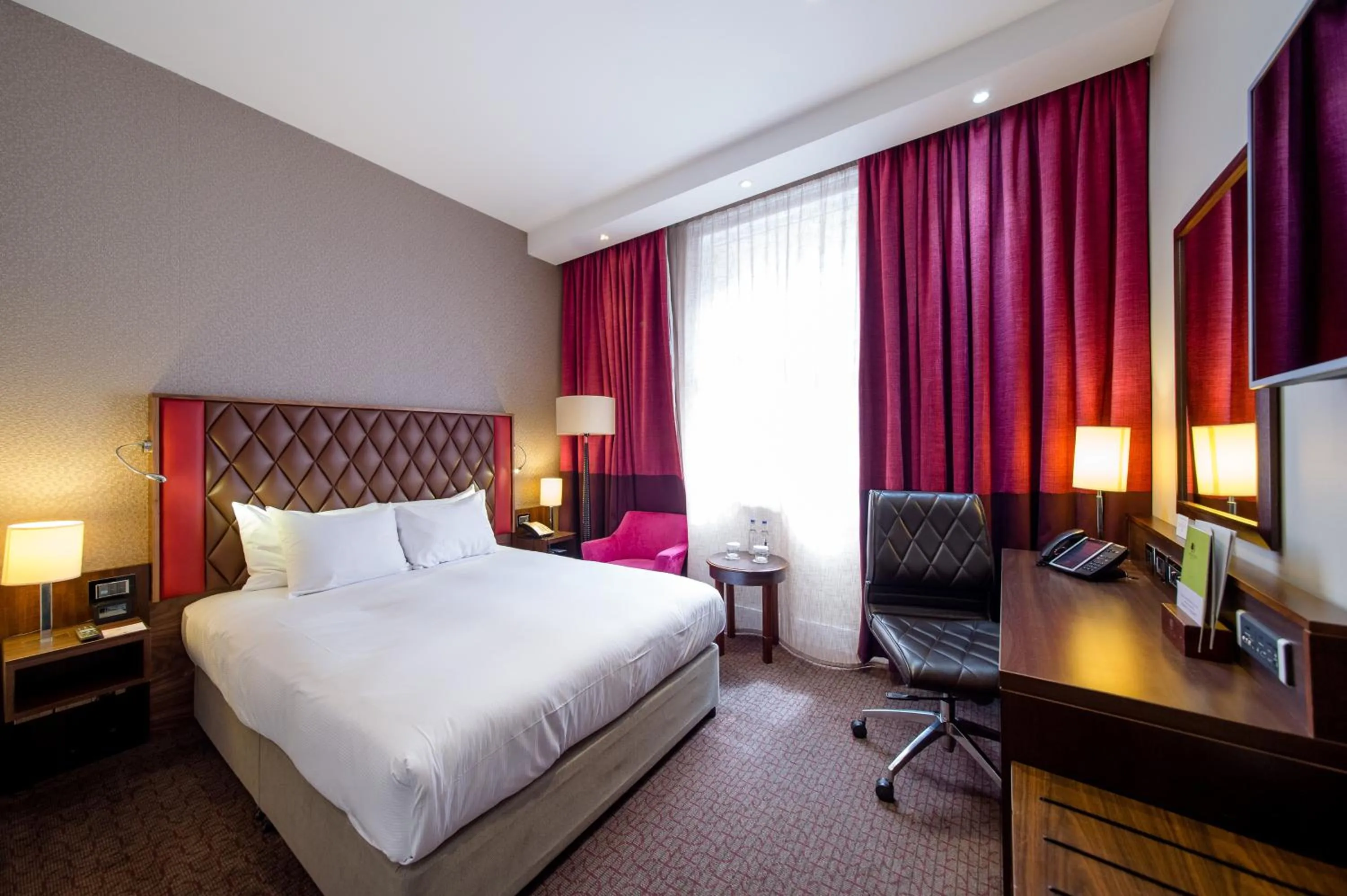 Bedroom, Bed in DoubleTree by Hilton Hotel London - Marble Arch