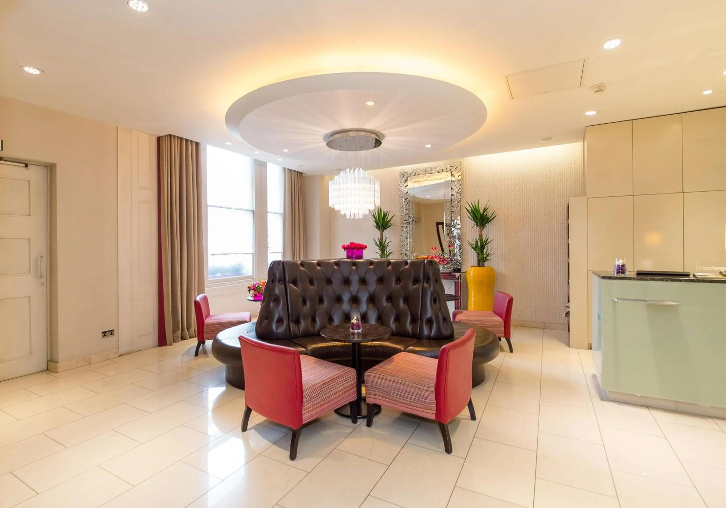 Communal lounge/ TV room in DoubleTree by Hilton Hotel London - Marble Arch