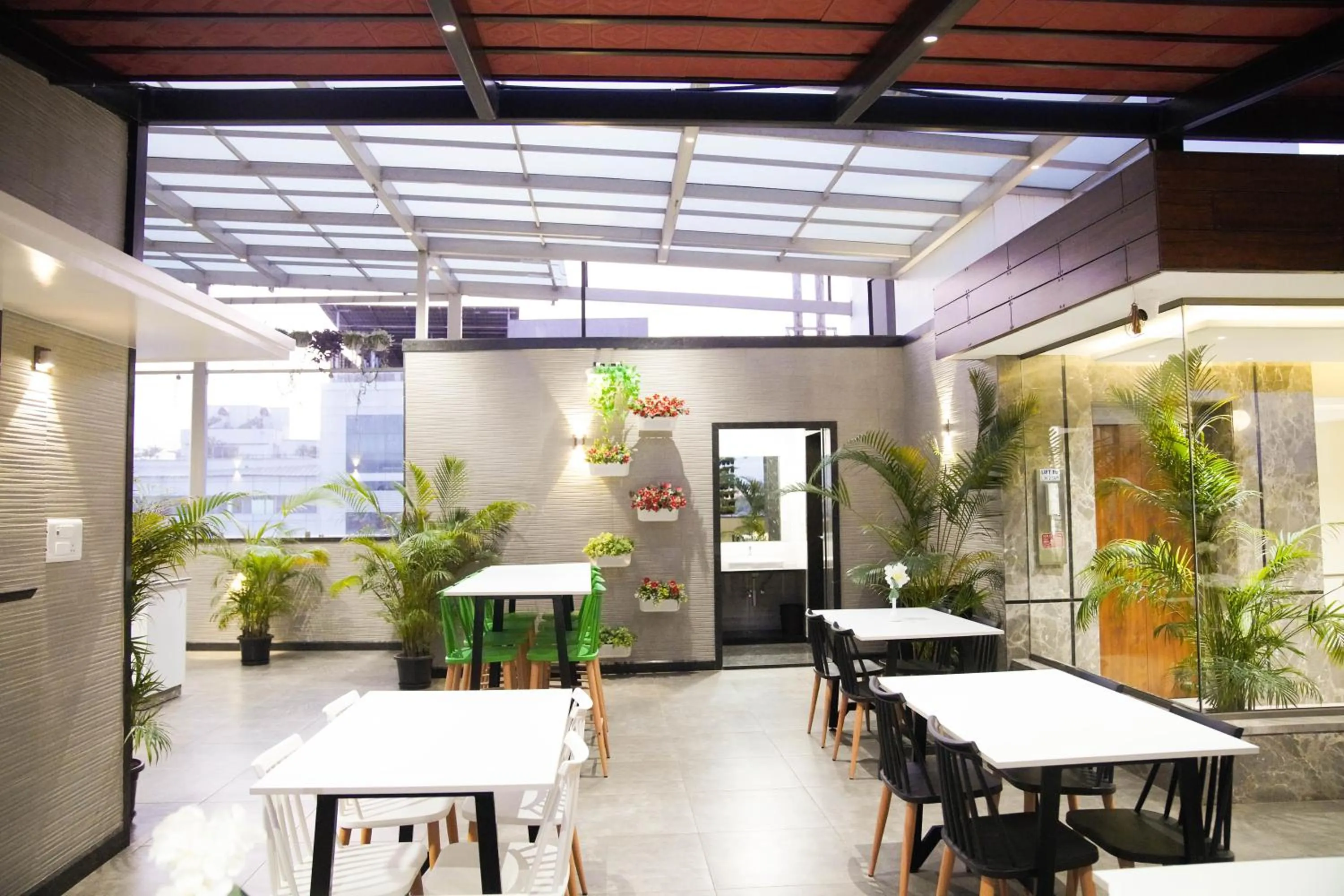 Restaurant/places to eat in Sun Shine Hotel