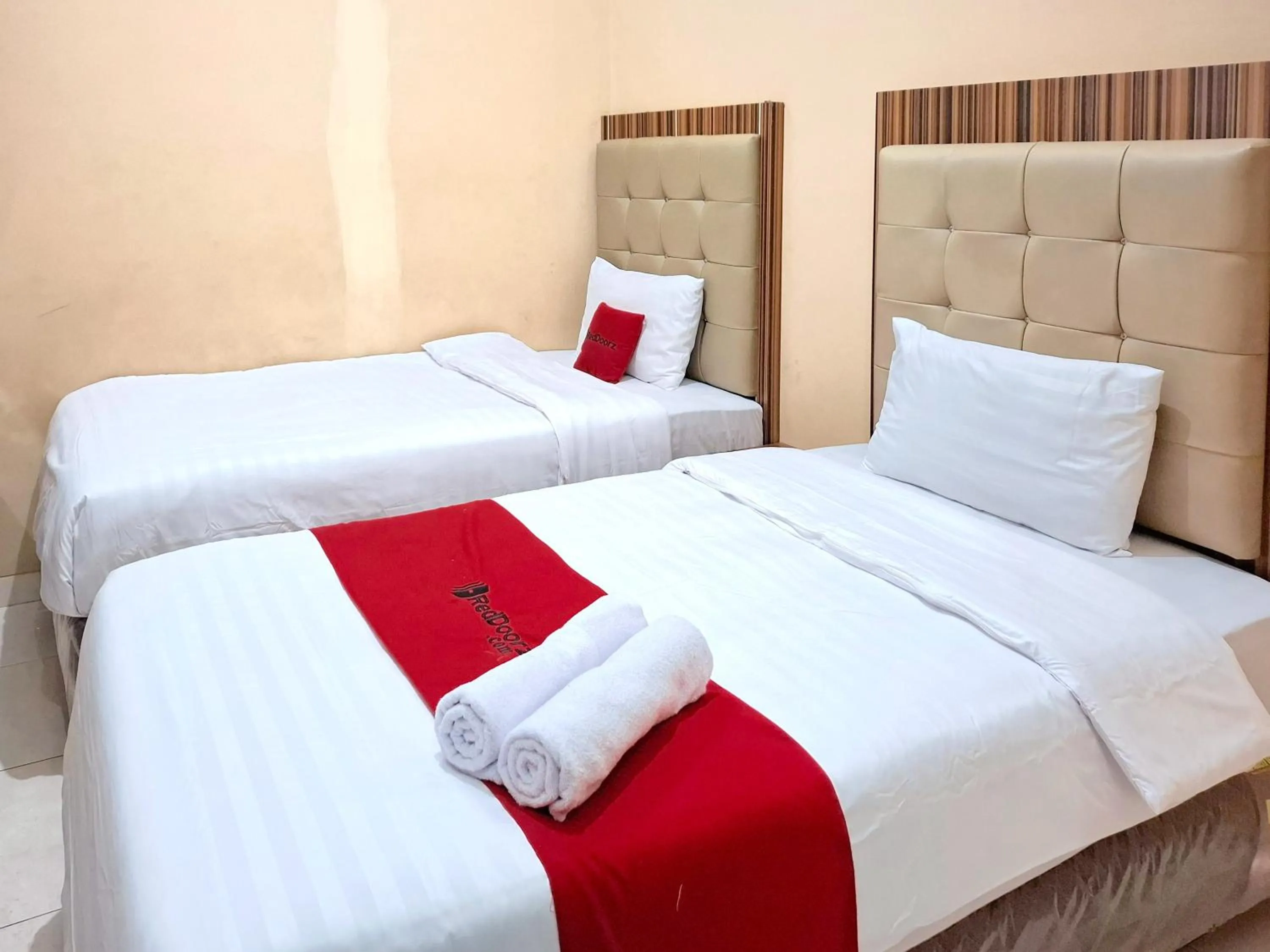 Standard Twin Room in RedDoorz Syariah Near Exit Toll Pekalongan 2