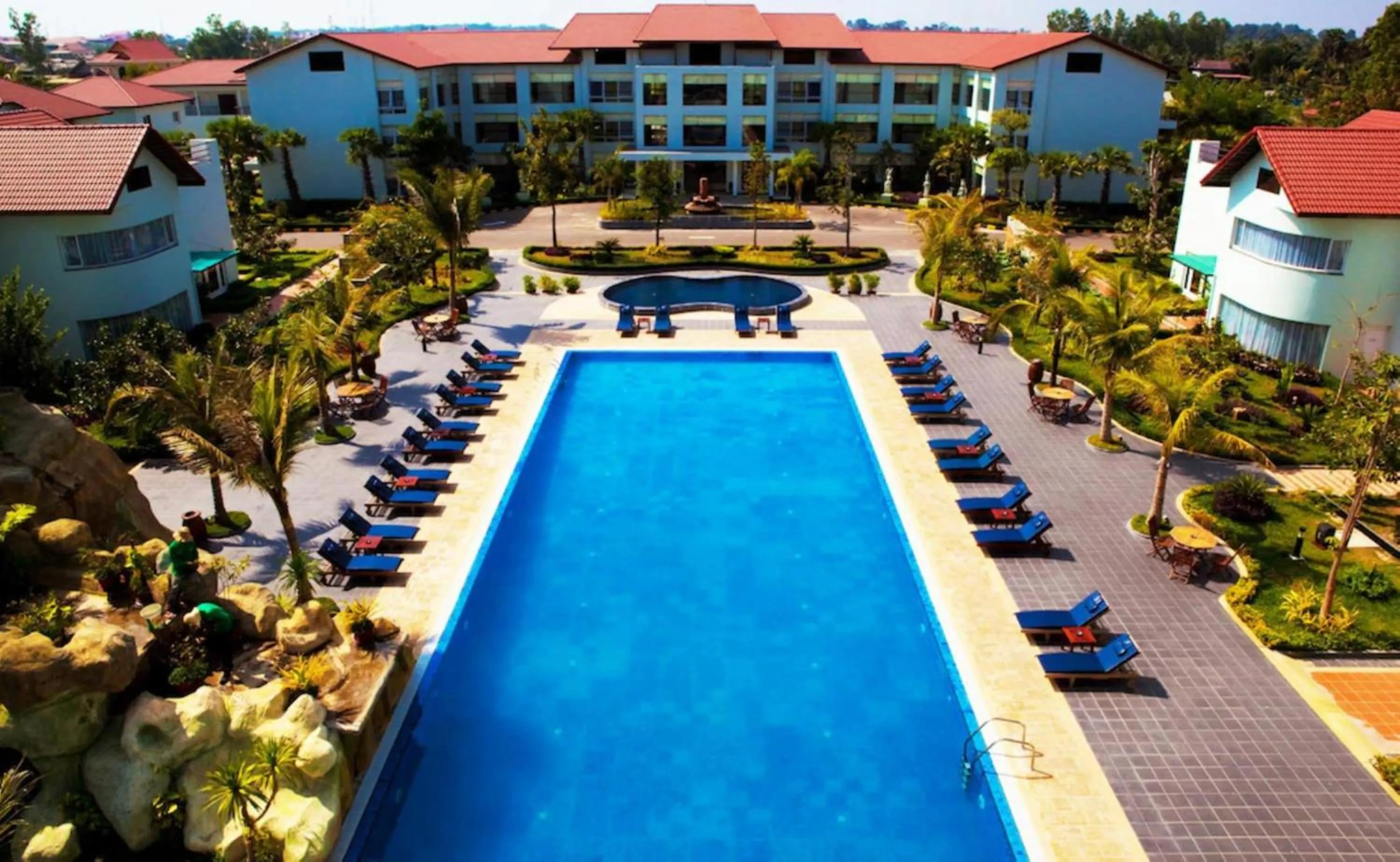 Swimming pool in EG Paradise Angkor Villa Hotel