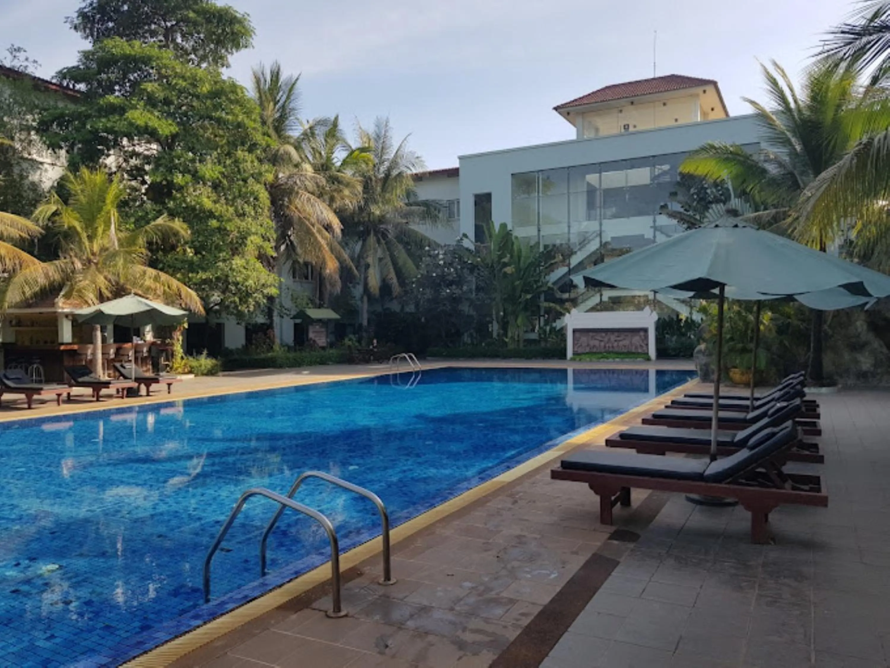 Swimming pool in EG Paradise Angkor Villa Hotel