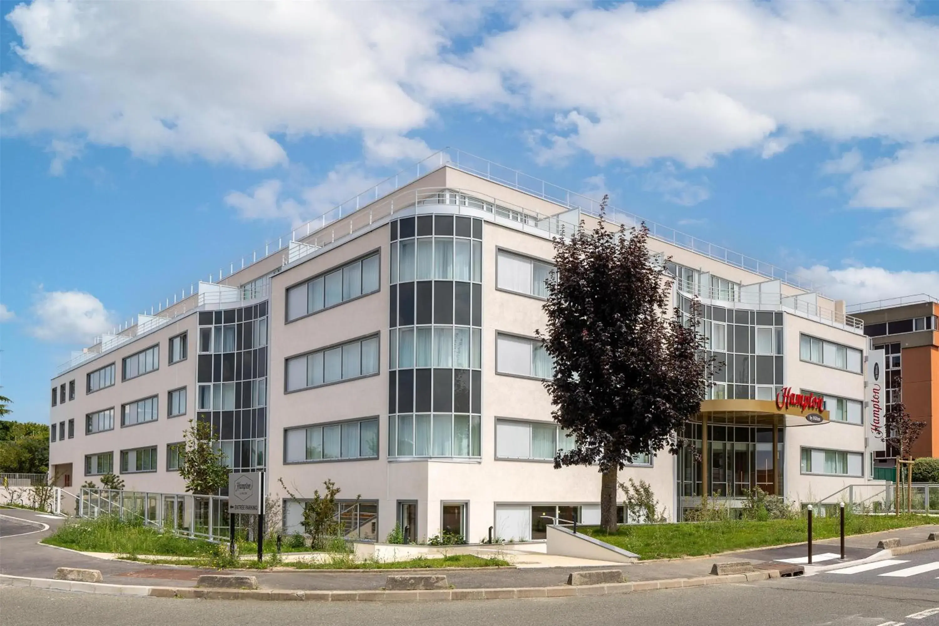 Property building in Hampton By Hilton Paris Charles De Gaulle Airport Property building in Hampton By Hilton Paris Charles De Gaulle Airport