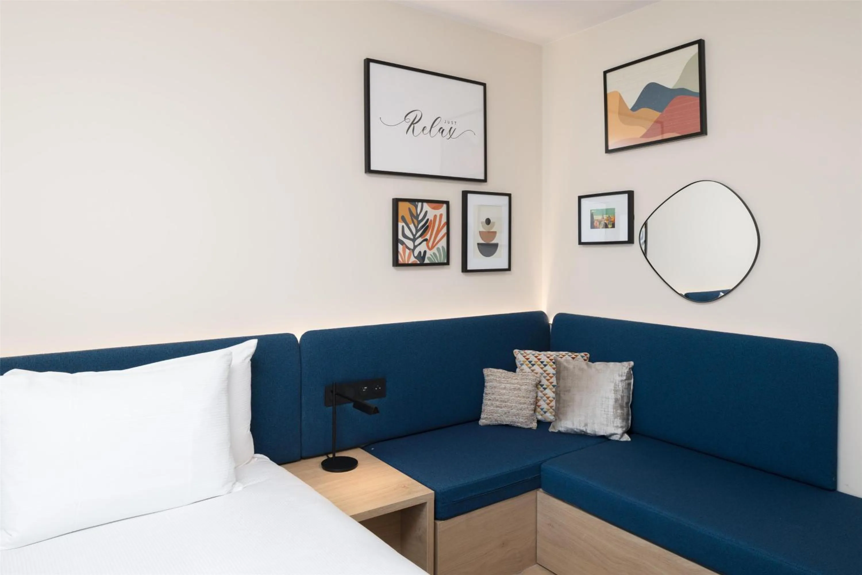 Living room, Bed in Hampton By Hilton Paris Charles De Gaulle Airport