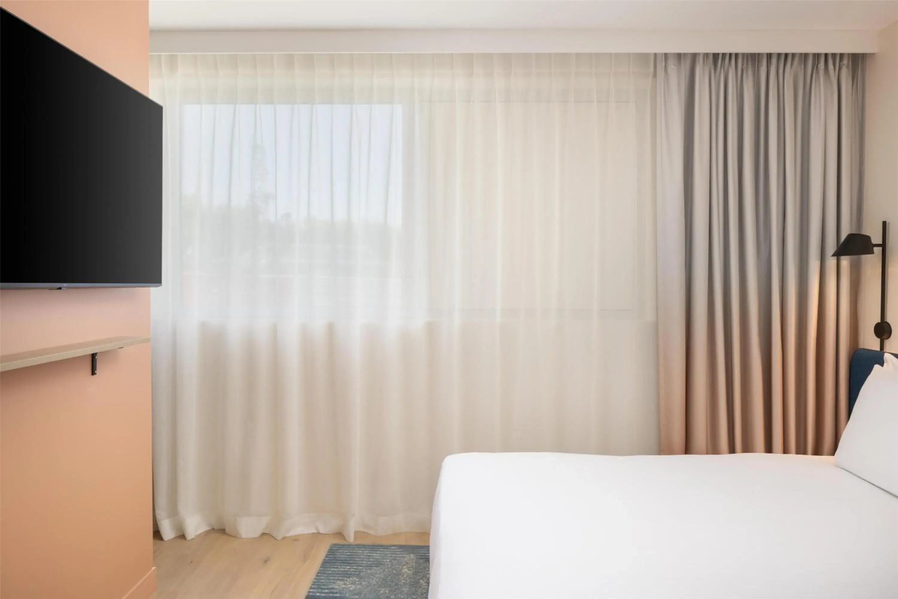 King Room with Sofa Bed in Hampton By Hilton Paris Charles De Gaulle Airport King Room with Sofa Bed in Hampton By Hilton Paris Charles De Gaulle Airport