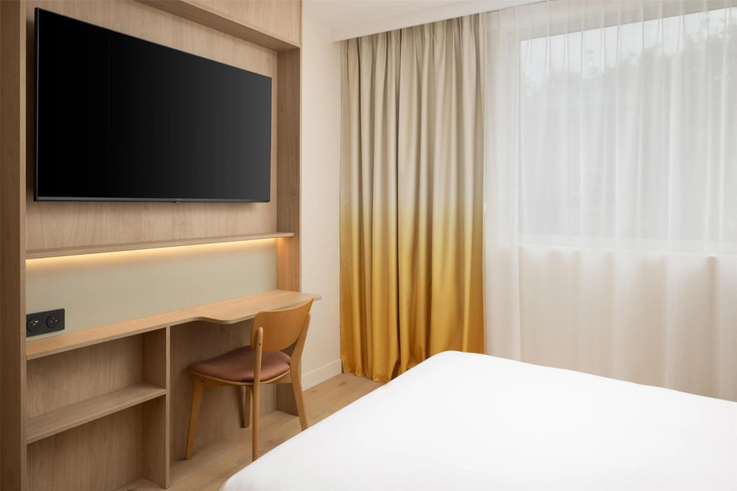 Bedroom, Bed in Hampton By Hilton Paris Charles De Gaulle Airport