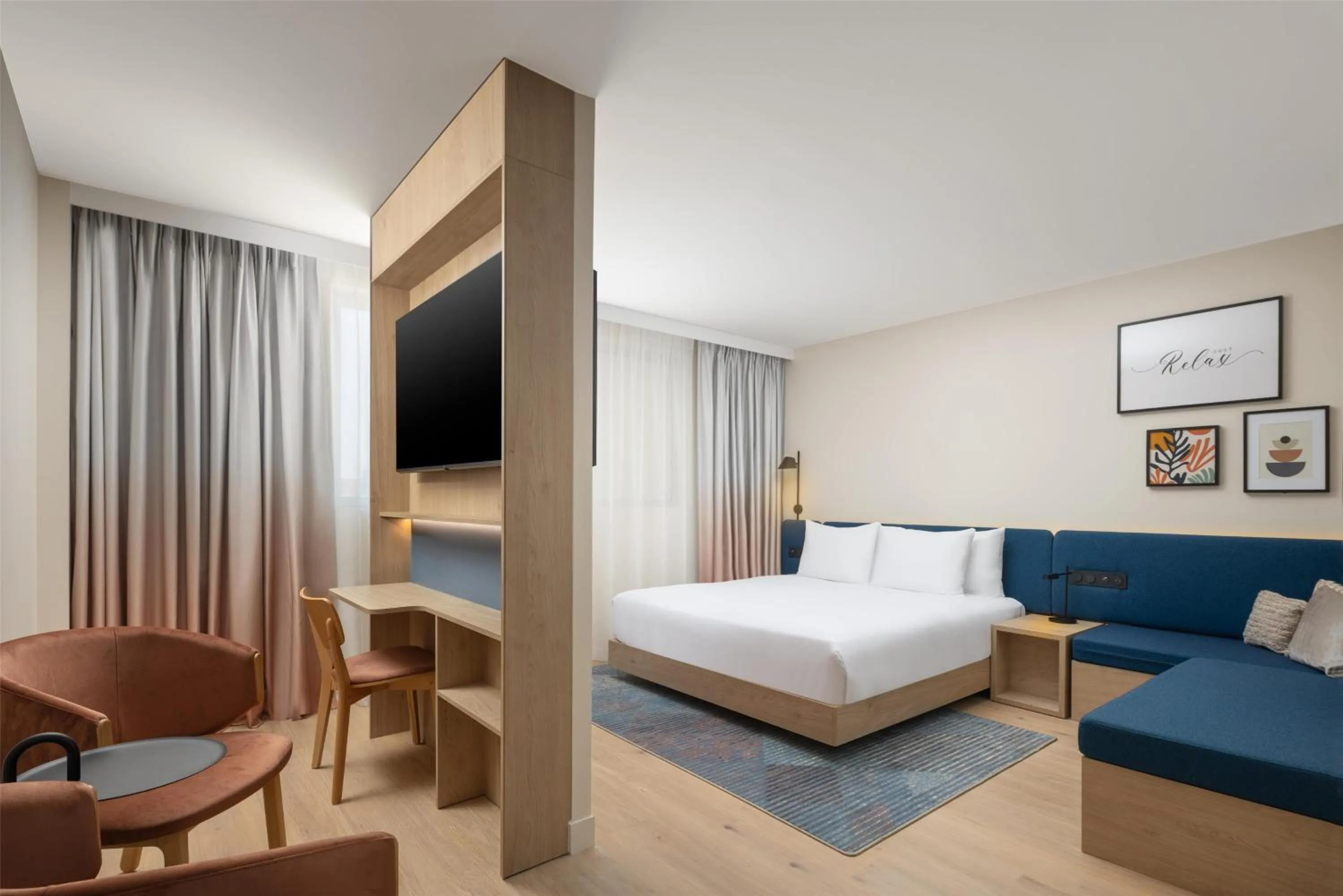 Living room, Bed in Hampton By Hilton Paris Charles De Gaulle Airport