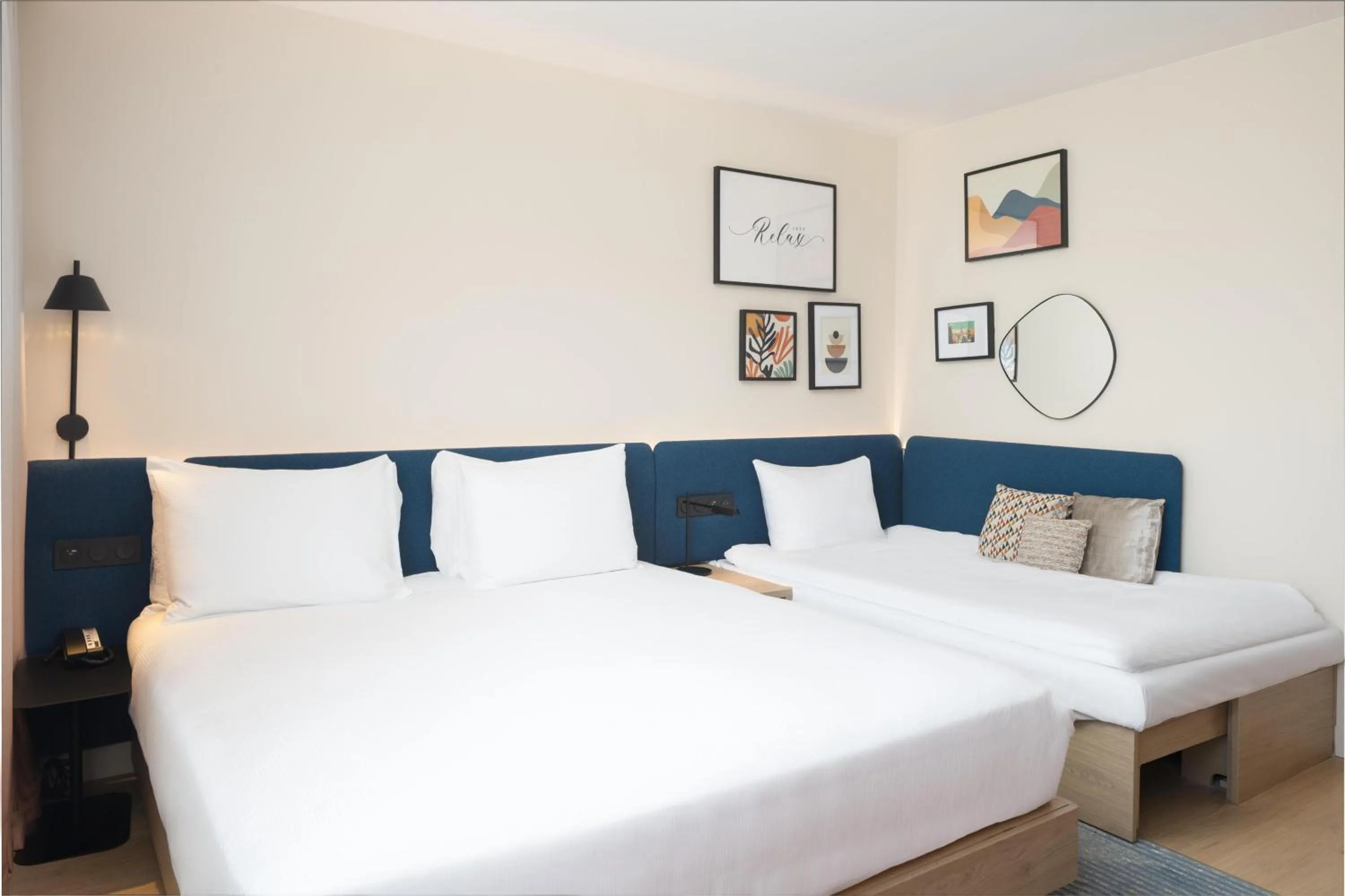 Living room, Bed in Hampton By Hilton Paris Charles De Gaulle Airport