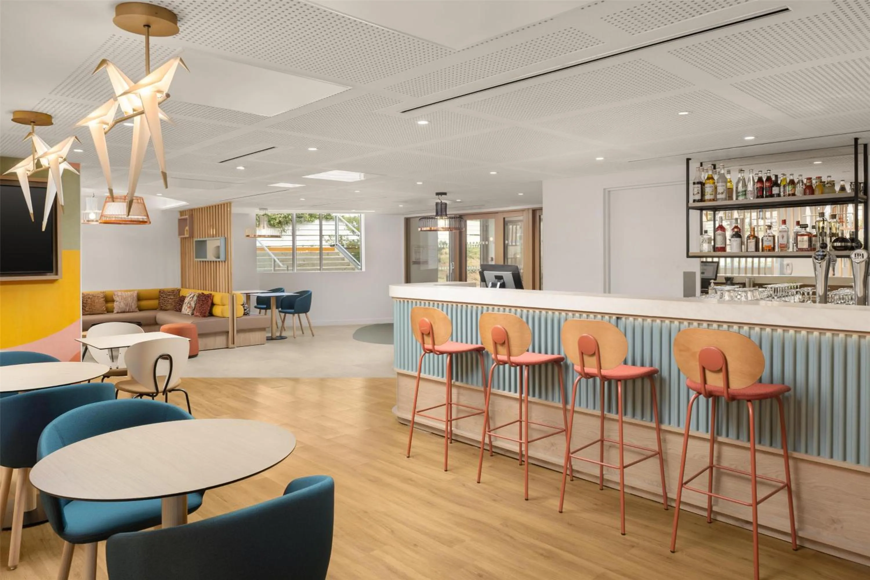 Lounge or bar in Hampton By Hilton Paris Charles De Gaulle Airport