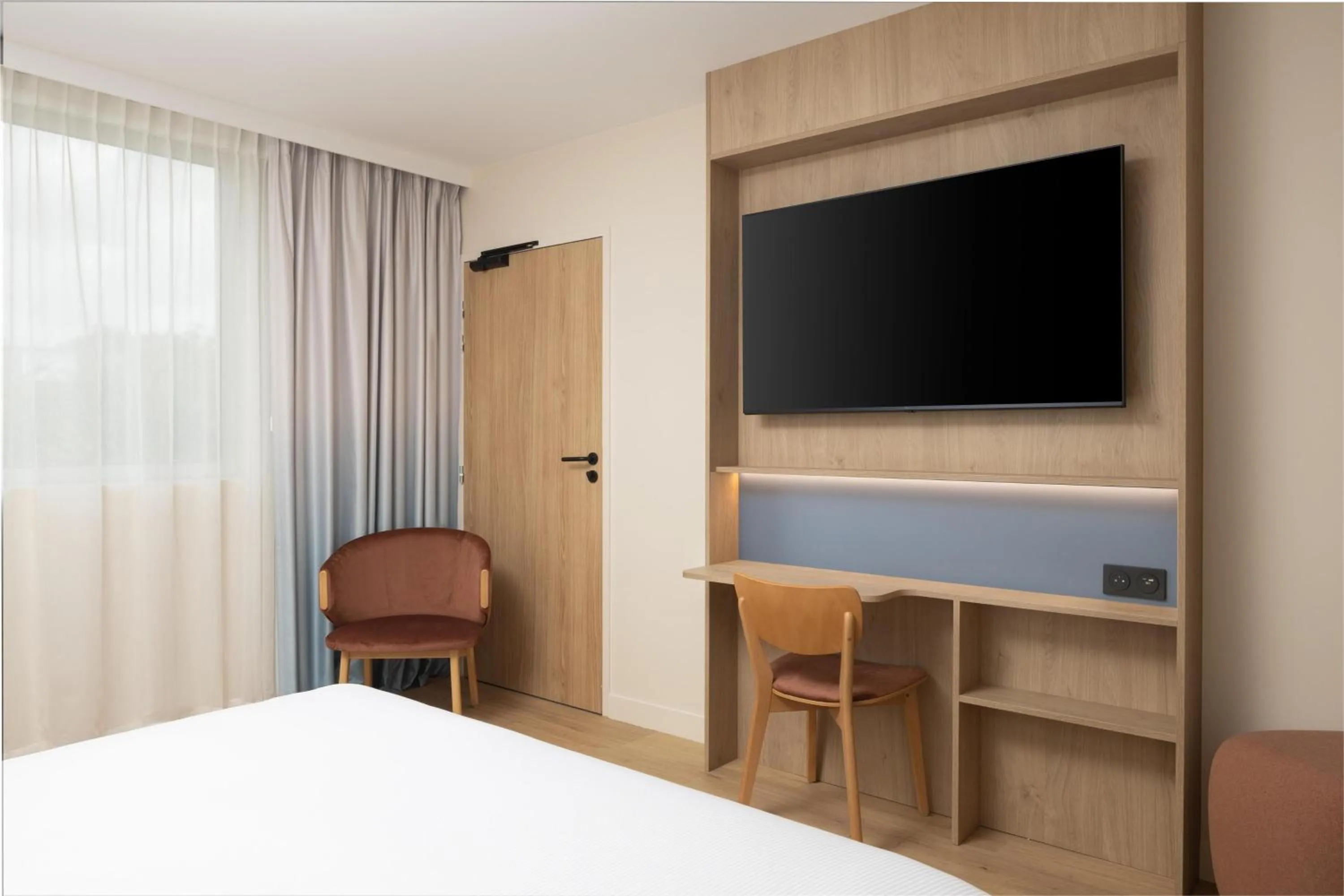 Bedroom, Bed in Hampton By Hilton Paris Charles De Gaulle Airport