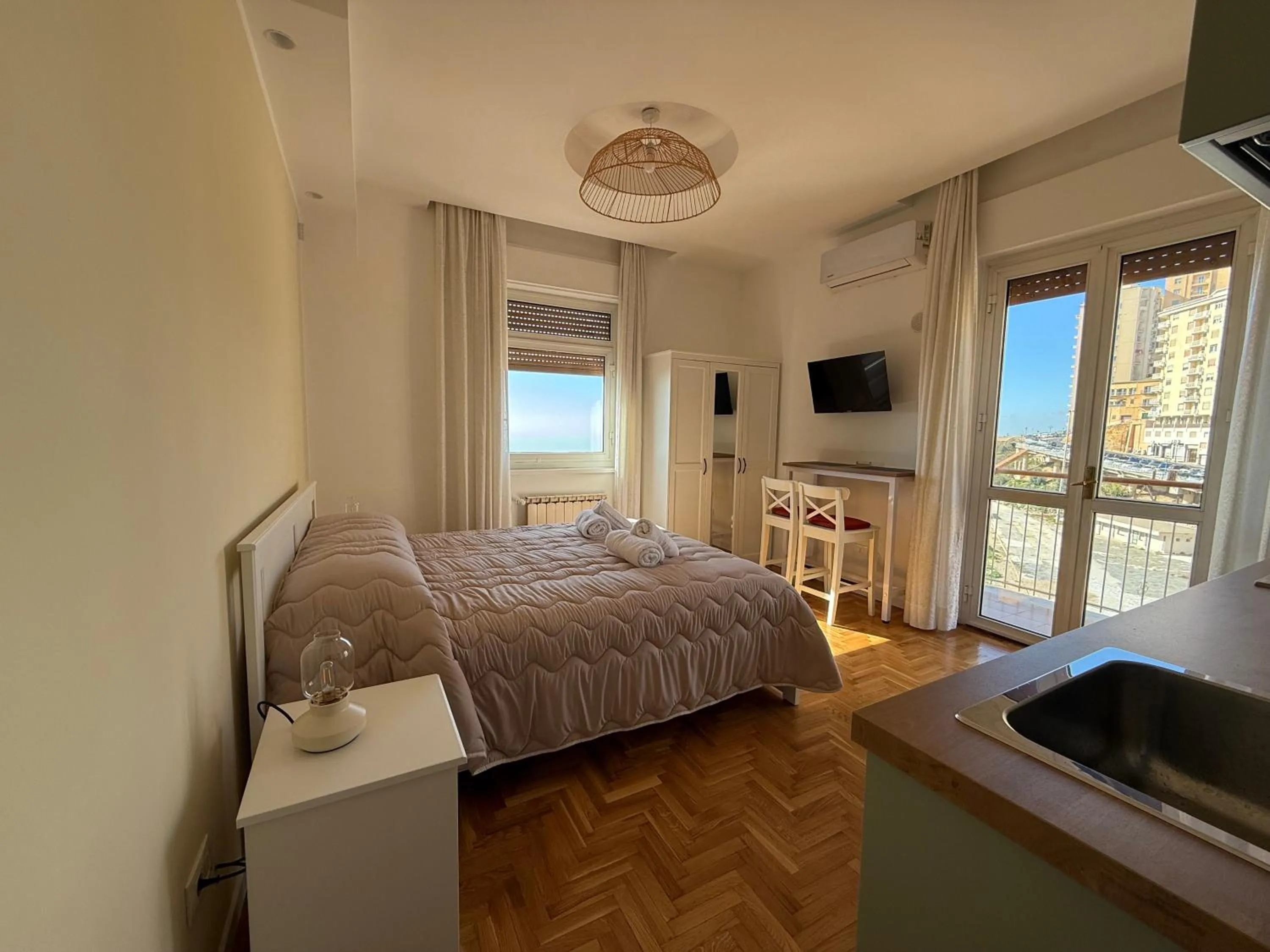 Double Room with Balcony and Sea View in B&B MiraValle Agrigento