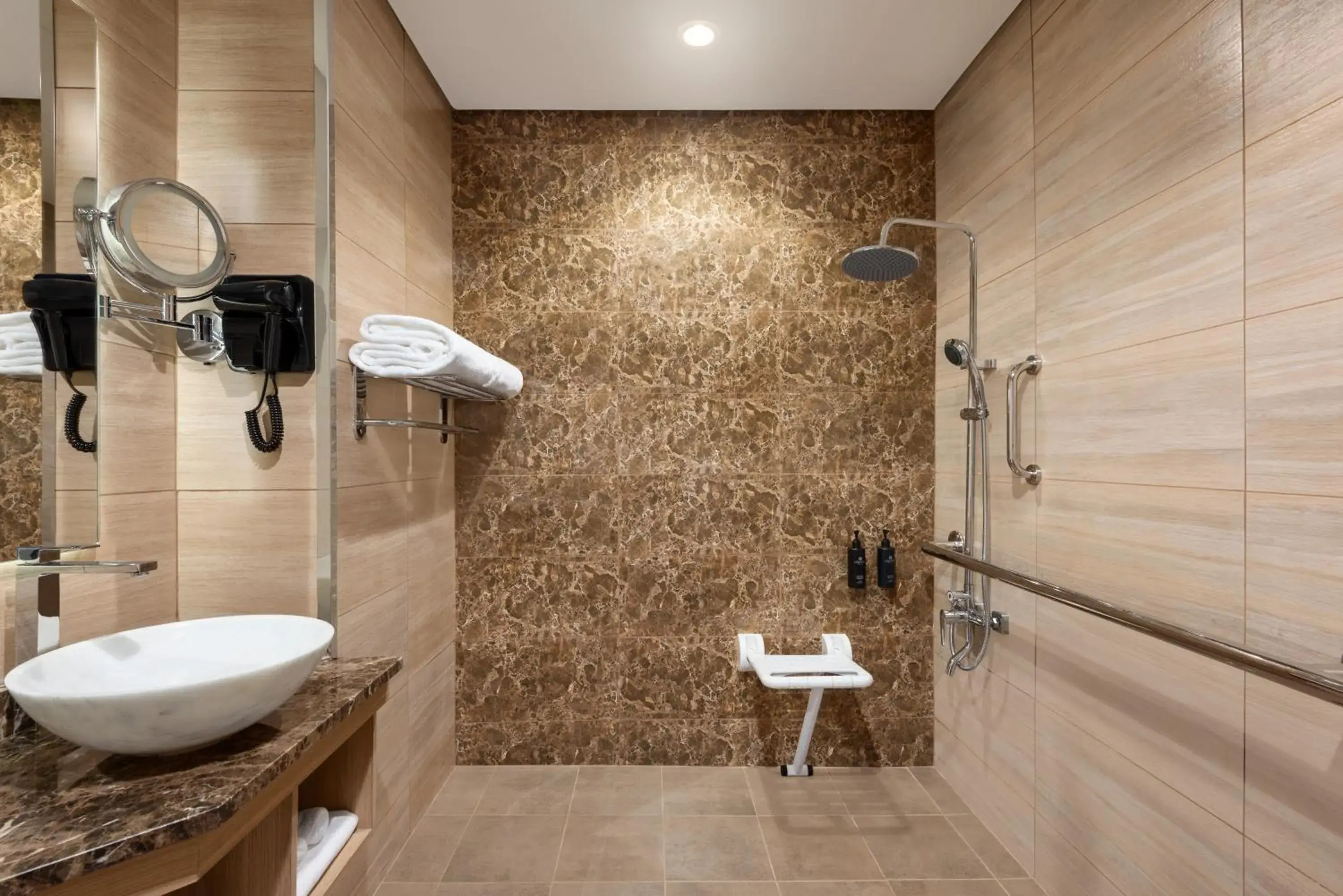 Queen Room with Roll-In Shower and City View - Mobility Access/Non-Smoking in La Quinta by Wyndham Abu Dhabi Al Wahda Queen Room with Roll-In Shower and City View - Mobility Access/Non-Smoking in La Quinta by Wyndham Abu Dhabi Al Wahda