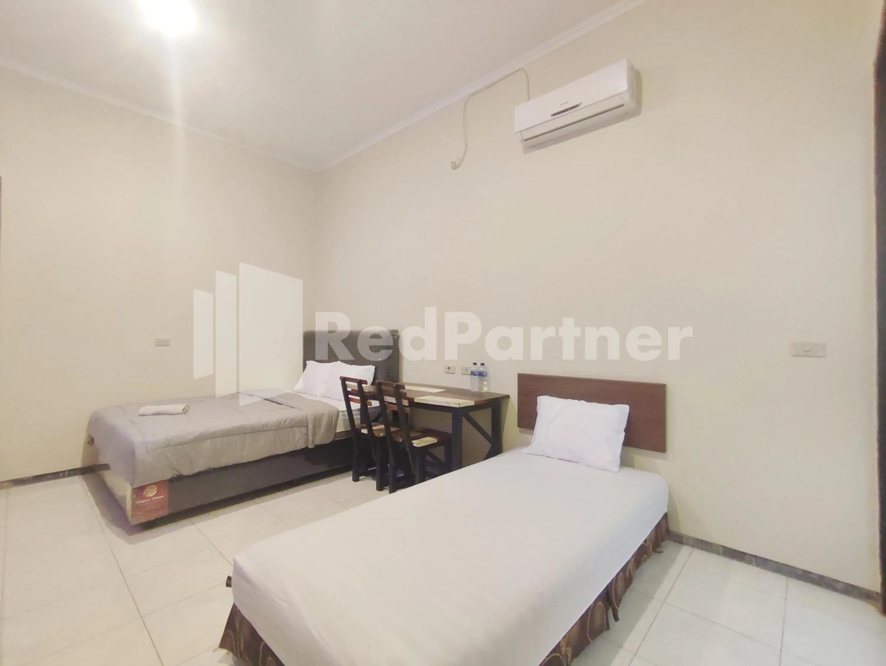 Bedroom, Bed in Mutiara Residence Near Simpang Lima Mitra RedDoorz