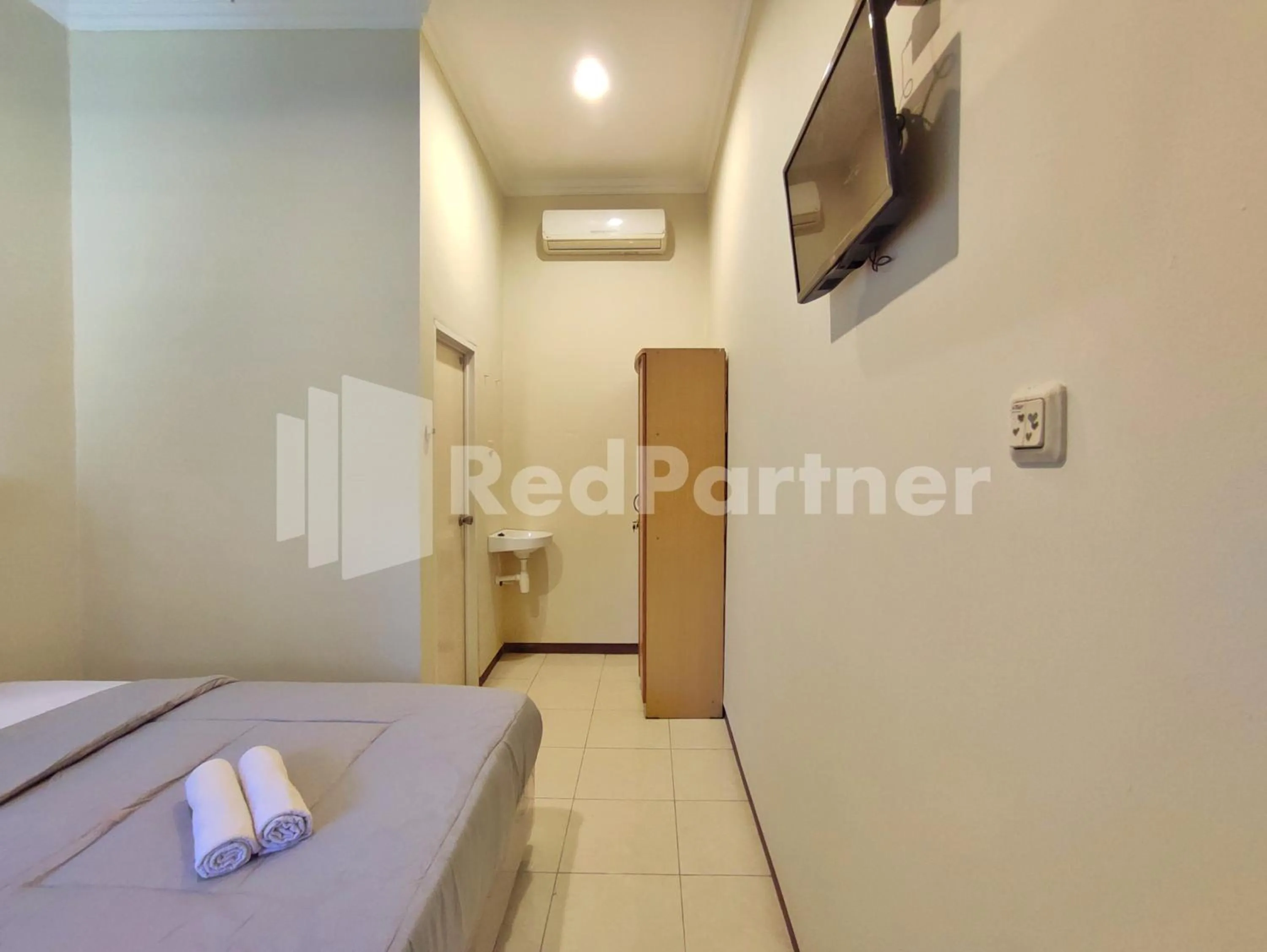 Bedroom, Bed in Mutiara Residence Near Simpang Lima Mitra RedDoorz