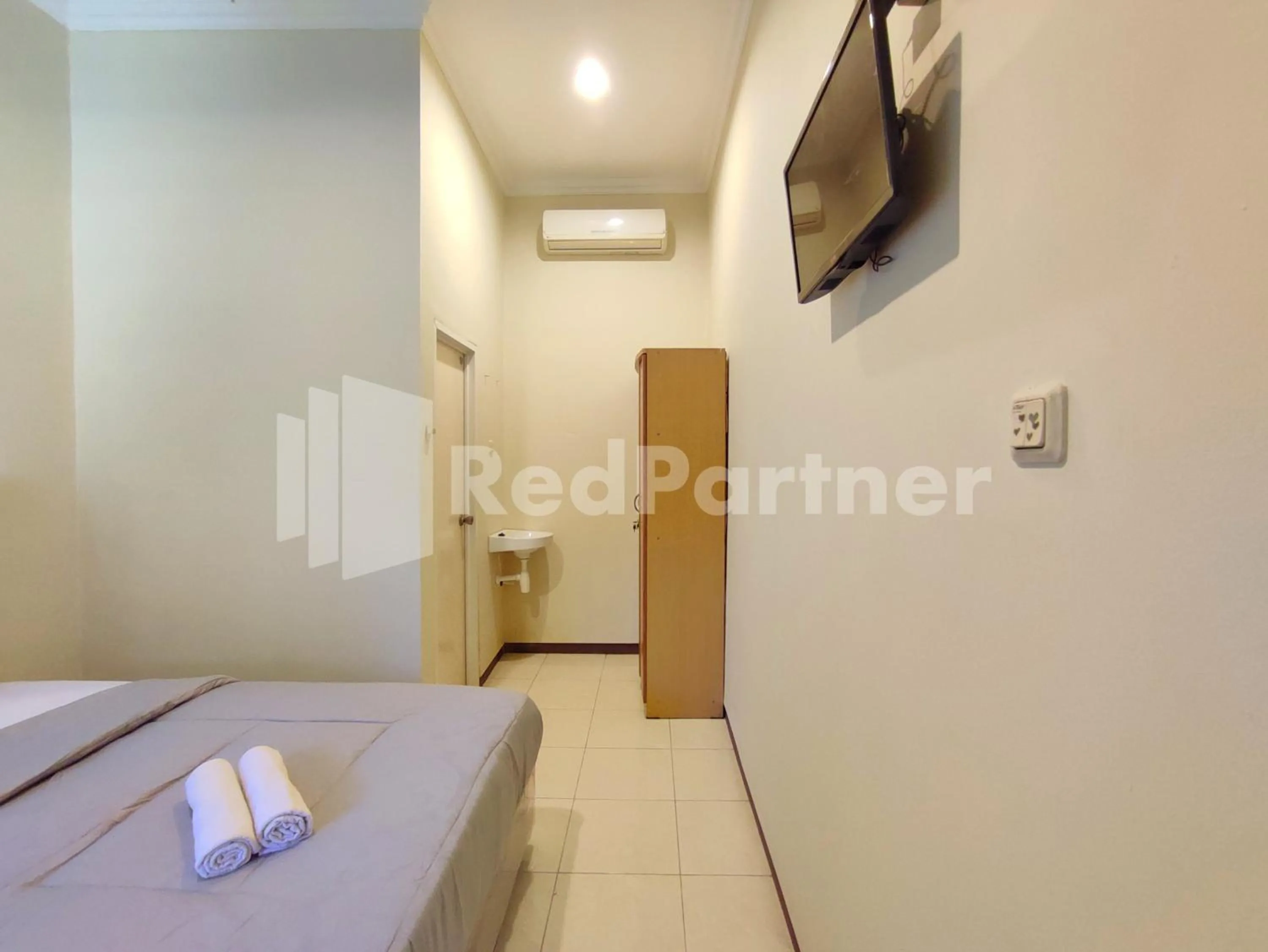 Bedroom, Bed in Mutiara Residence Near Simpang Lima Mitra RedDoorz