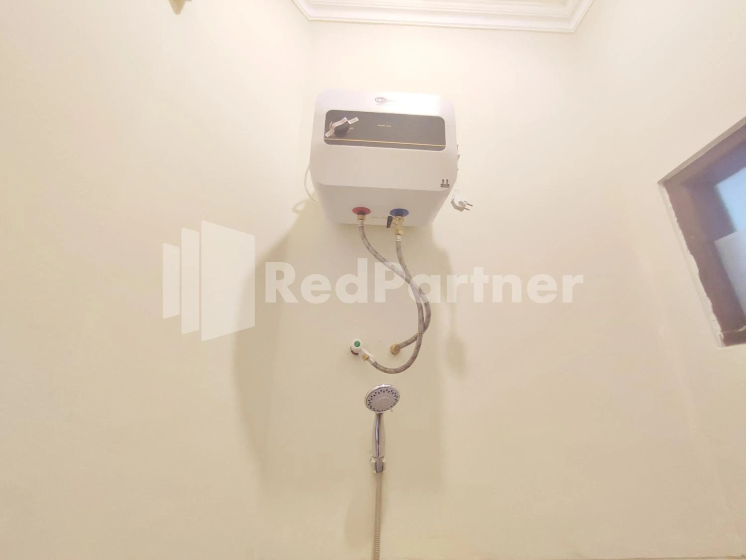 Shower in Mutiara Residence Near Simpang Lima Mitra RedDoorz