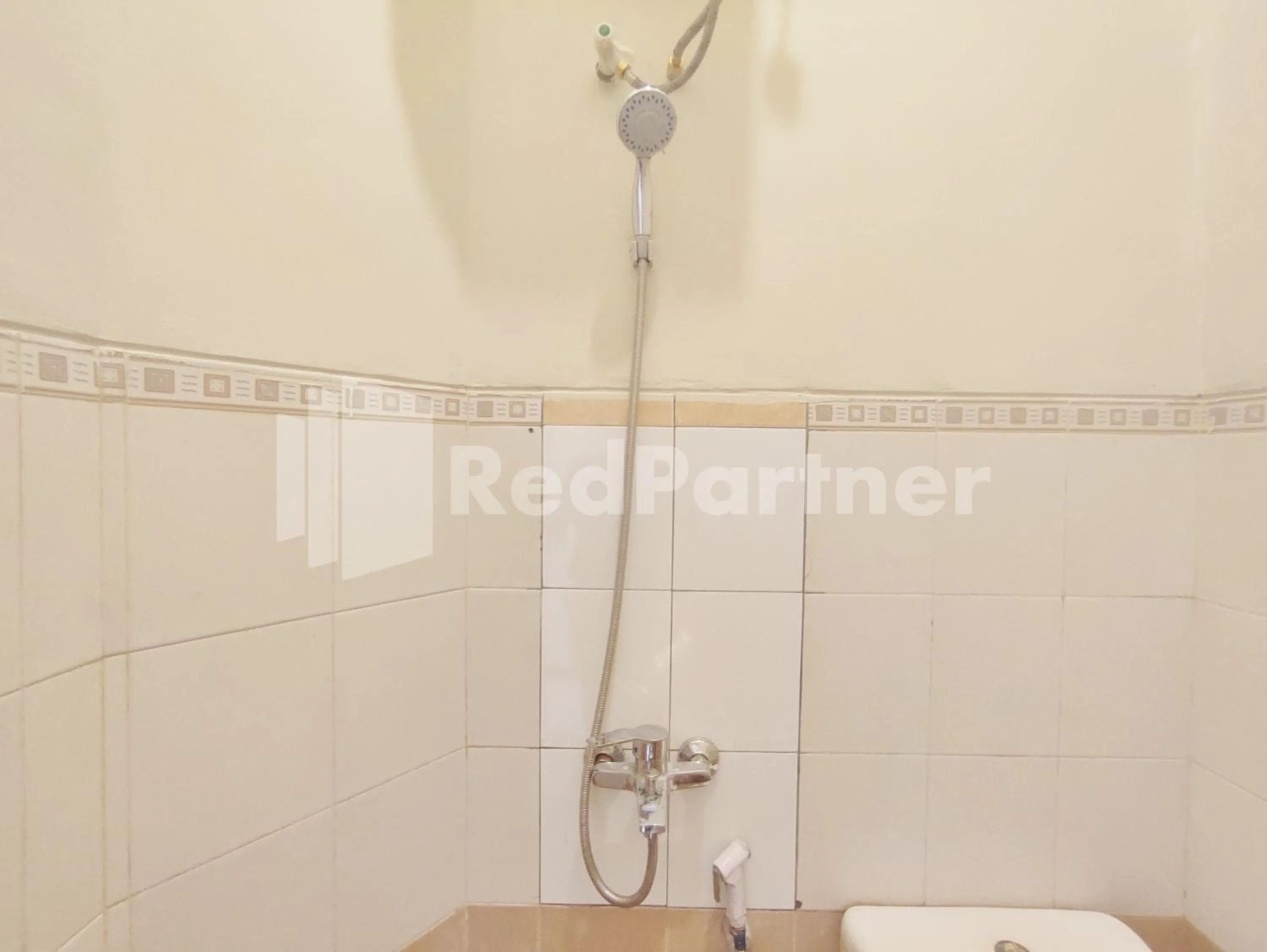 Bathroom in Mutiara Residence Near Simpang Lima Mitra RedDoorz