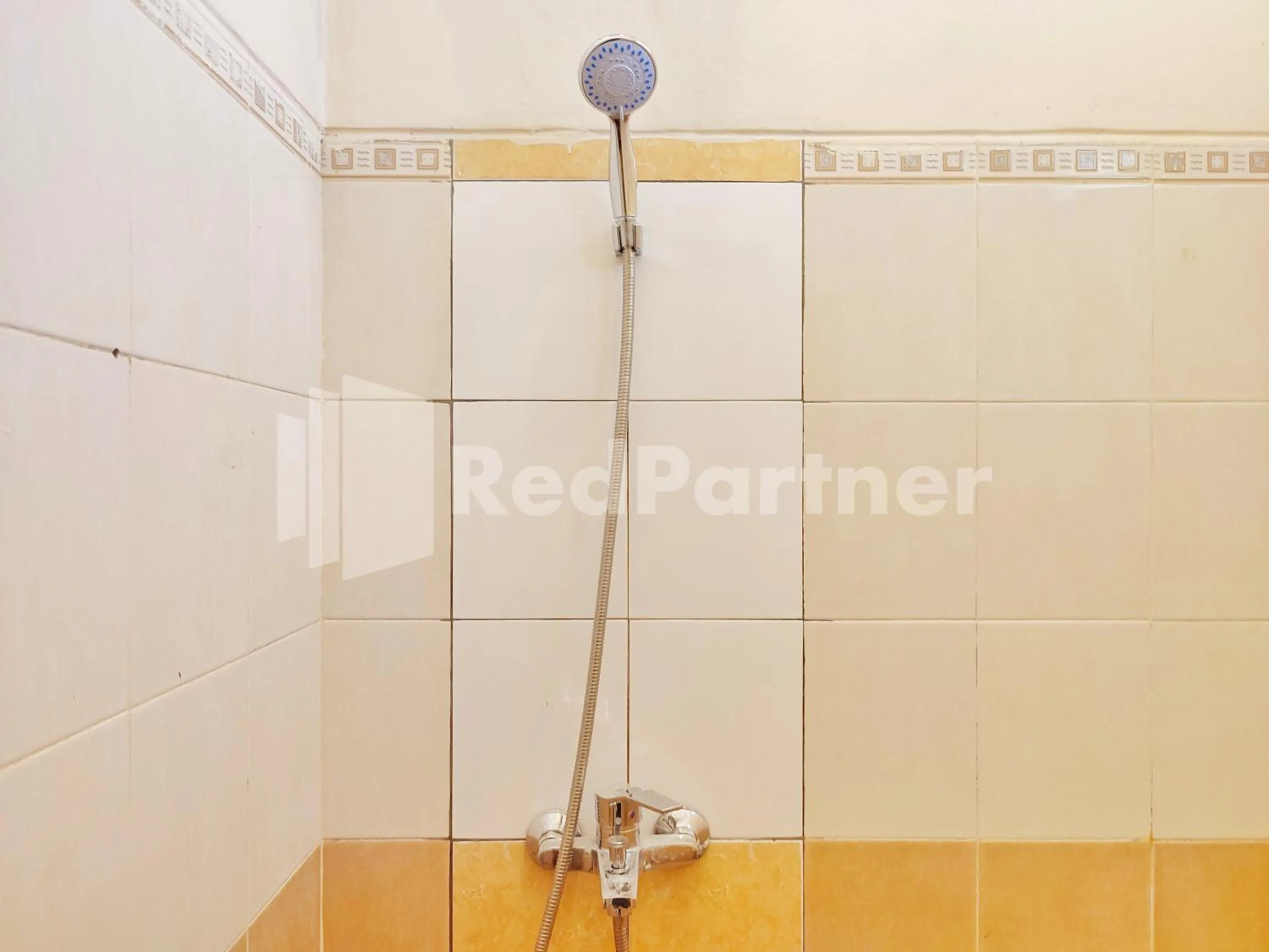 Bathroom in Mutiara Residence Near Simpang Lima Mitra RedDoorz