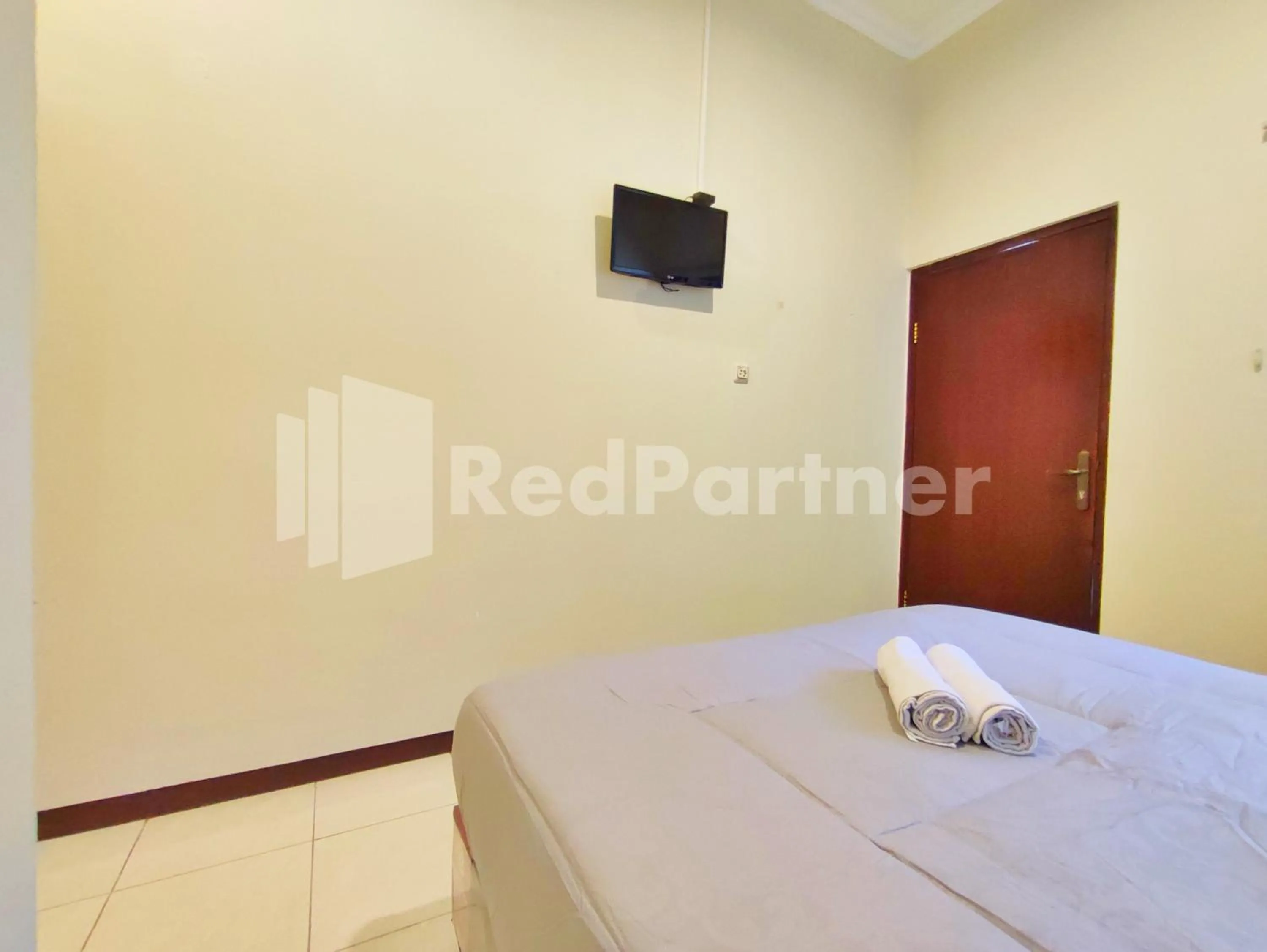 Bedroom, Bed in Mutiara Residence Near Simpang Lima Mitra RedDoorz