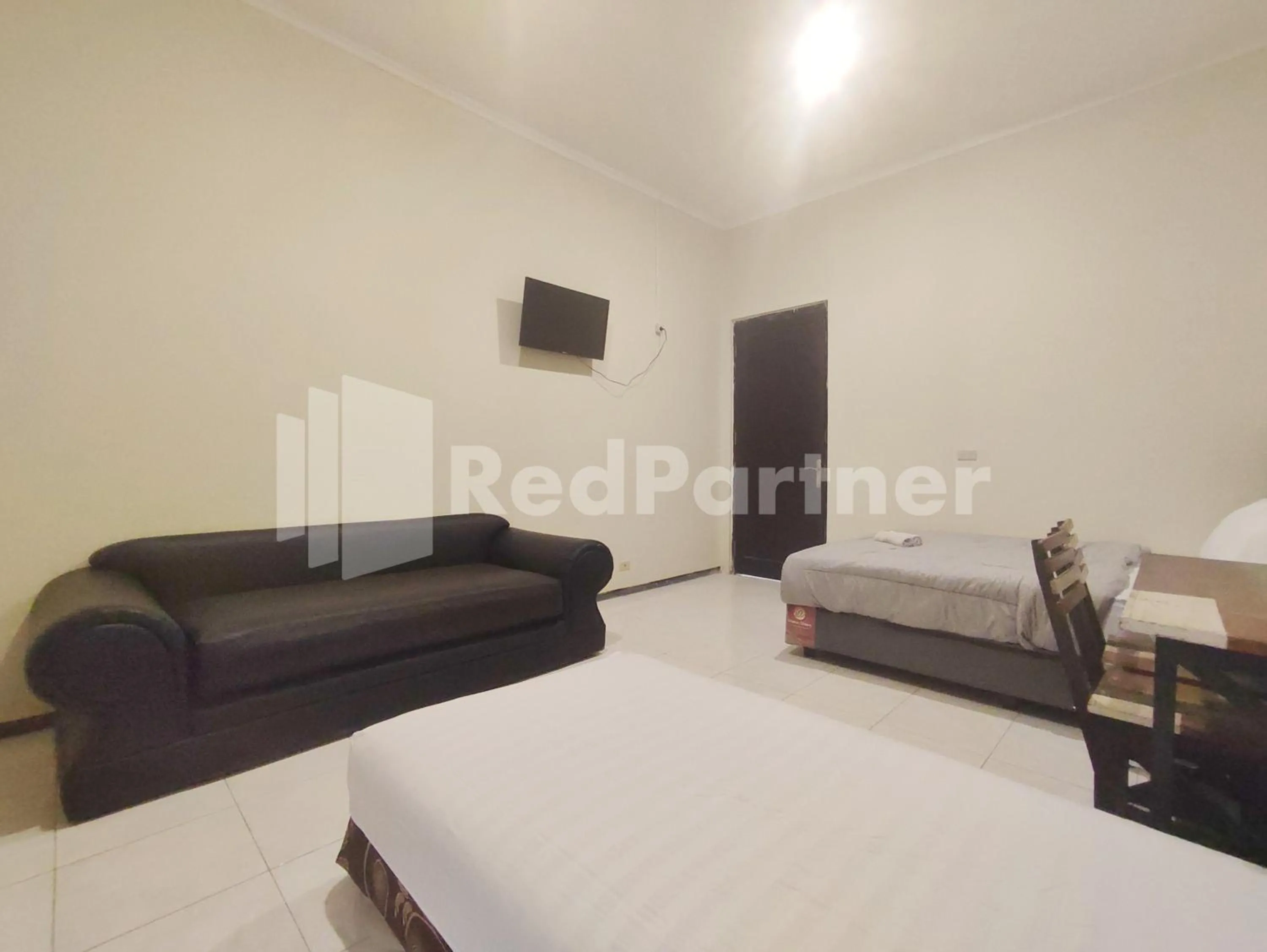 Bedroom, Bed in Mutiara Residence Near Simpang Lima Mitra RedDoorz