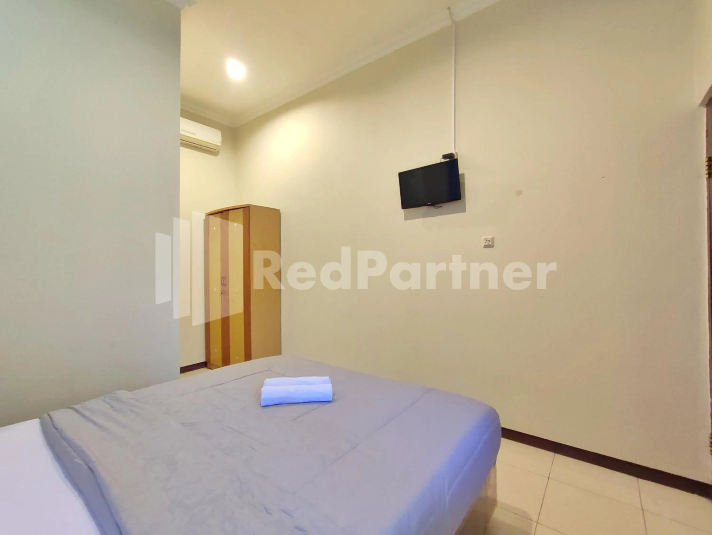 Bedroom, Bed in Mutiara Residence Near Simpang Lima Mitra RedDoorz