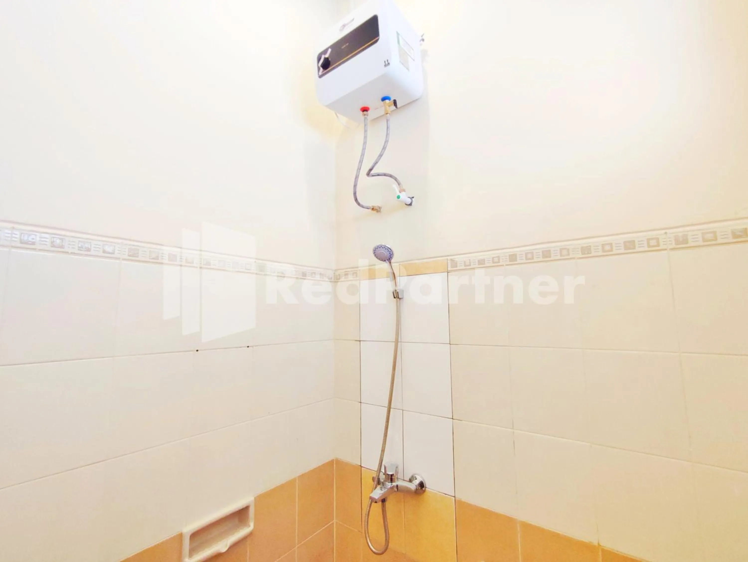 Bathroom in Mutiara Residence Near Simpang Lima Mitra RedDoorz