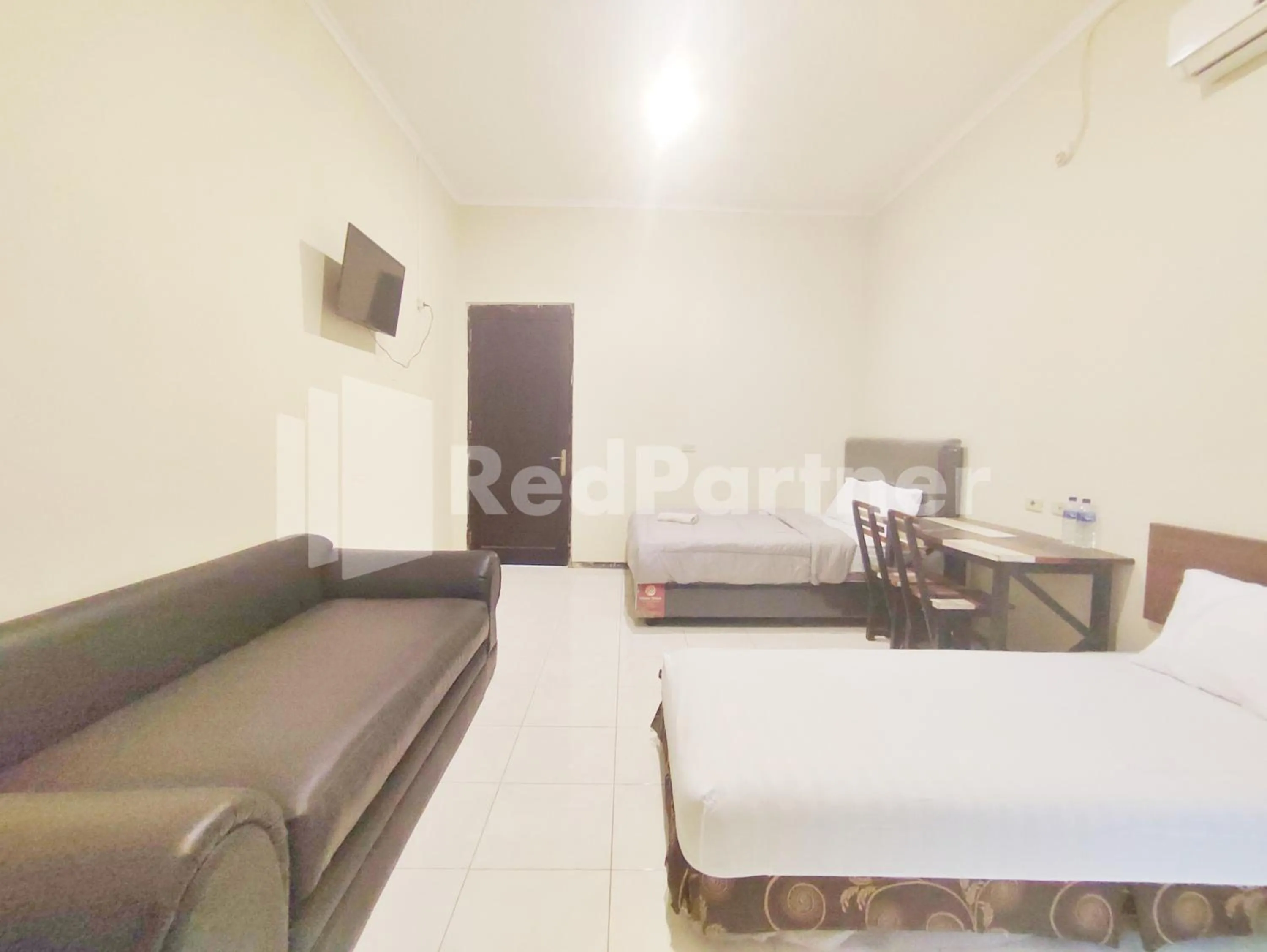 Bedroom, Bed in Mutiara Residence Near Simpang Lima Mitra RedDoorz