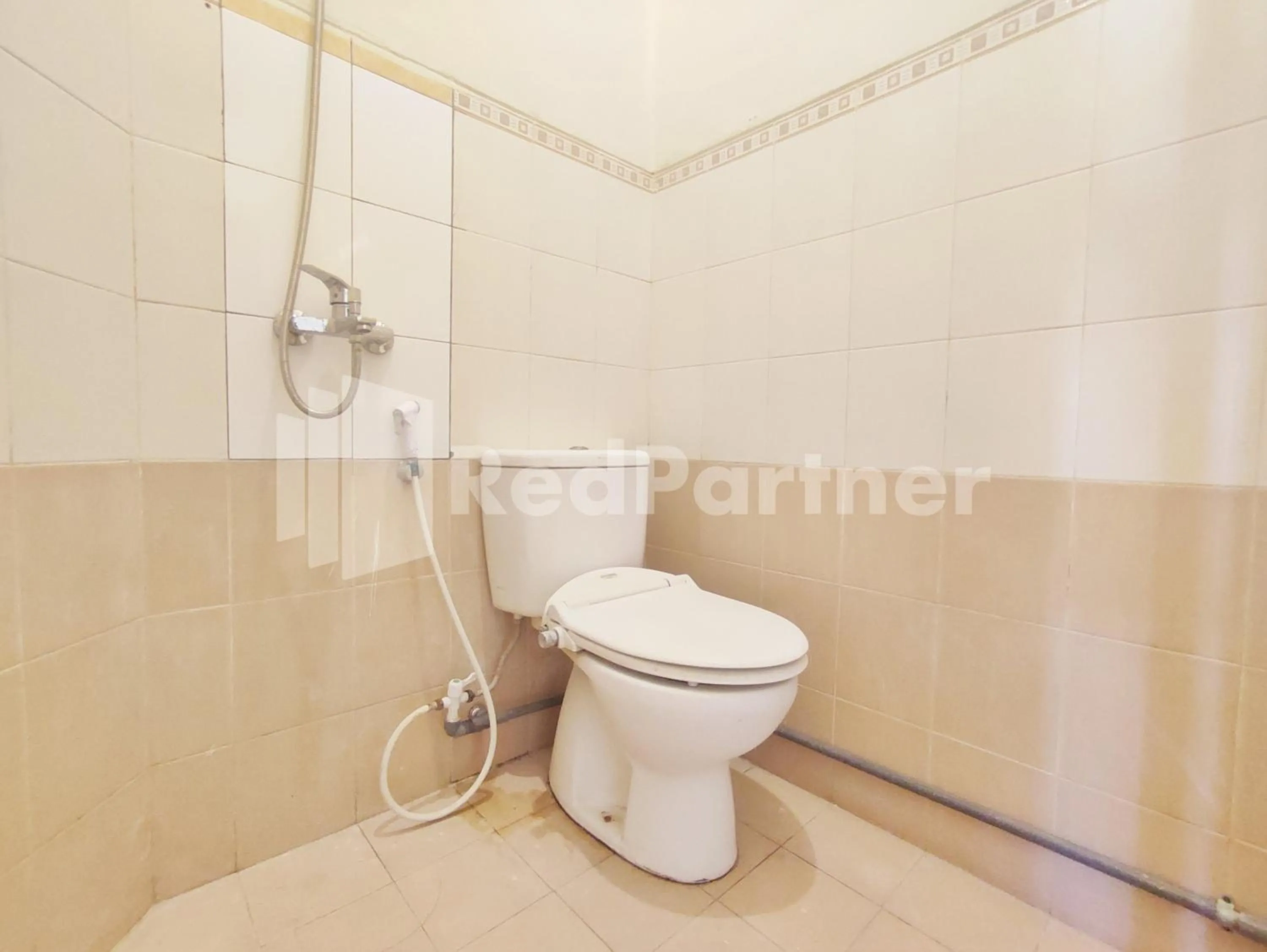 Bathroom in Mutiara Residence Near Simpang Lima Mitra RedDoorz