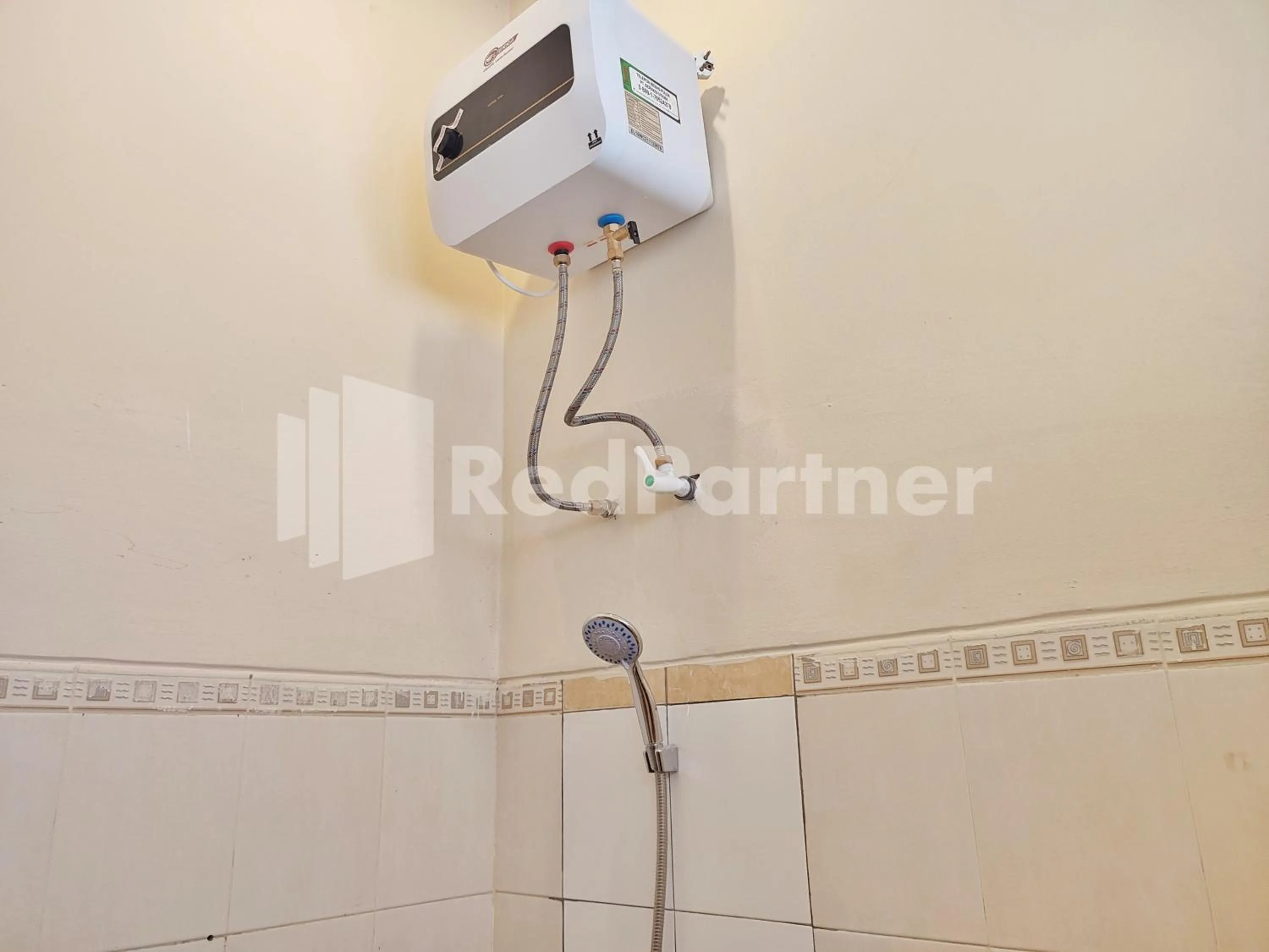 Shower in Mutiara Residence Near Simpang Lima Mitra RedDoorz
