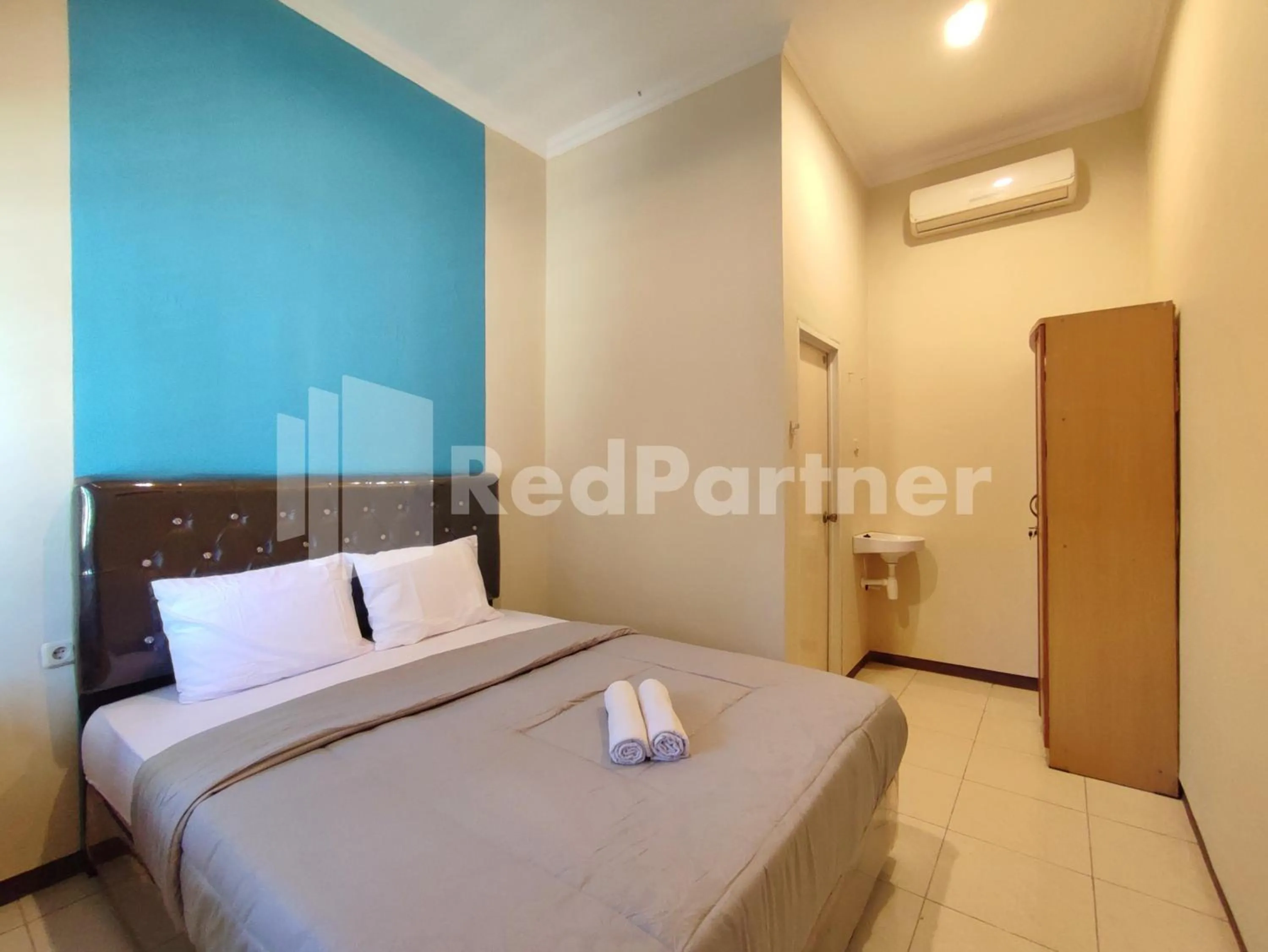 Bedroom, Bed in Mutiara Residence Near Simpang Lima Mitra RedDoorz