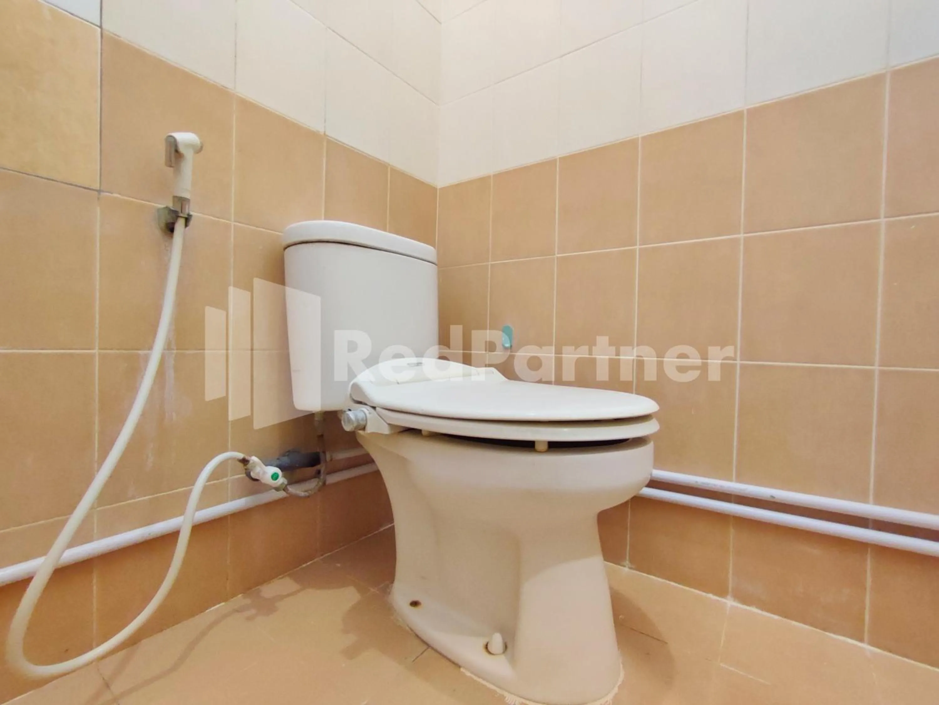 Bathroom in Mutiara Residence Near Simpang Lima Mitra RedDoorz