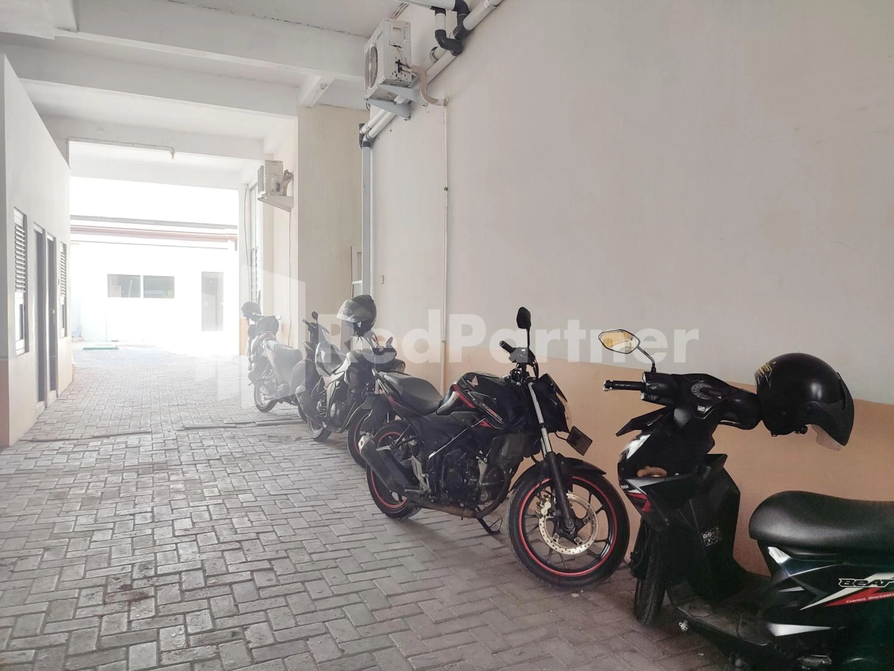 Parking in Mutiara Residence Near Simpang Lima Mitra RedDoorz