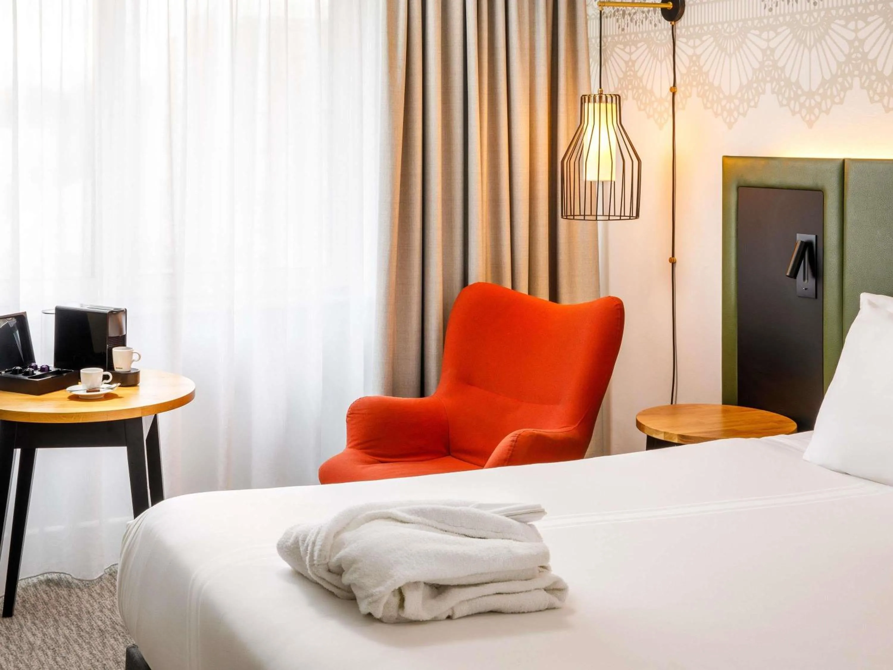 Bedroom, Bed in Mercure Nottingham Sherwood