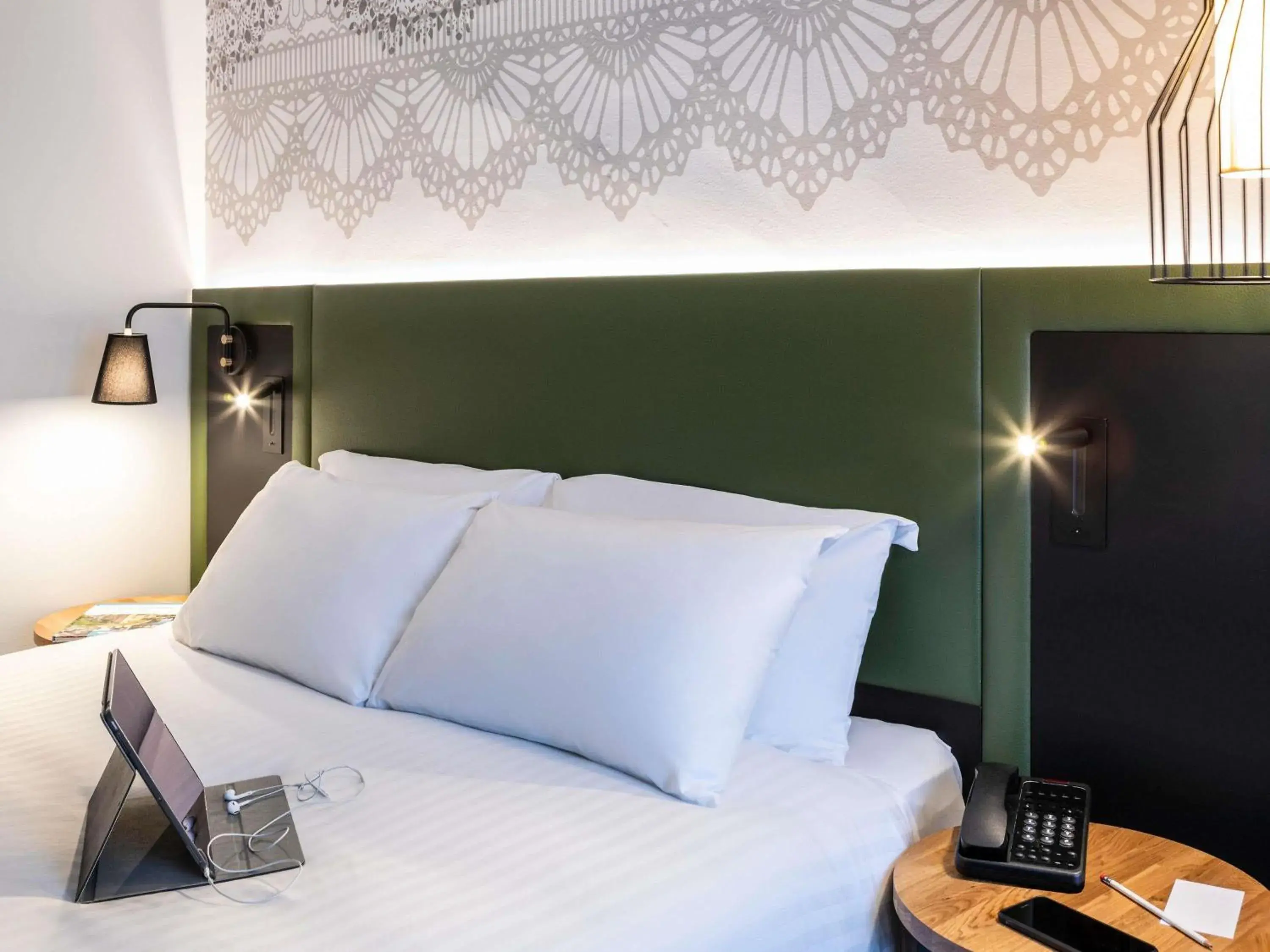 Bedroom, Bed in Mercure Nottingham Sherwood Bedroom, Bed in Mercure Nottingham Sherwood