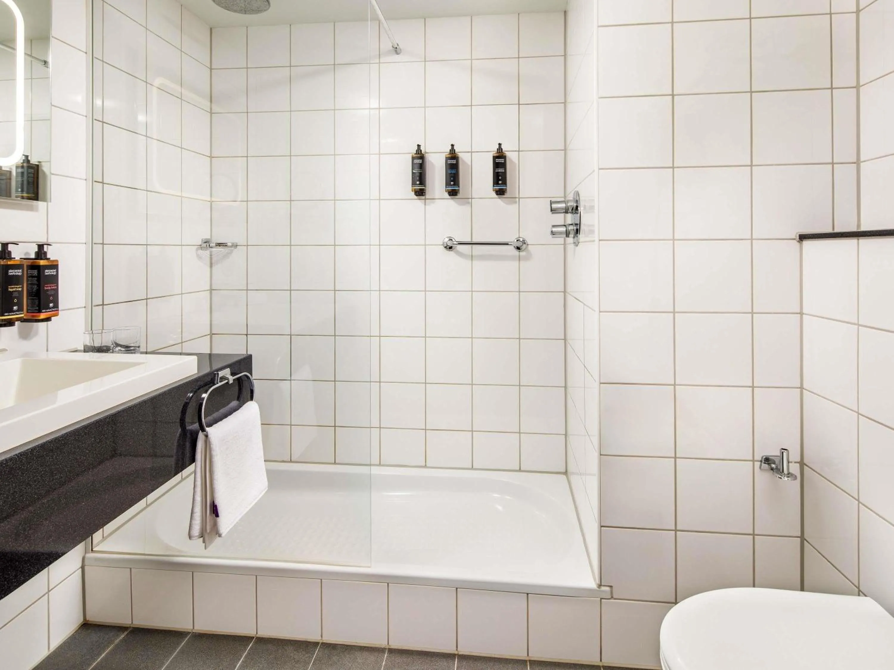 Bedroom in Mercure Nottingham Sherwood