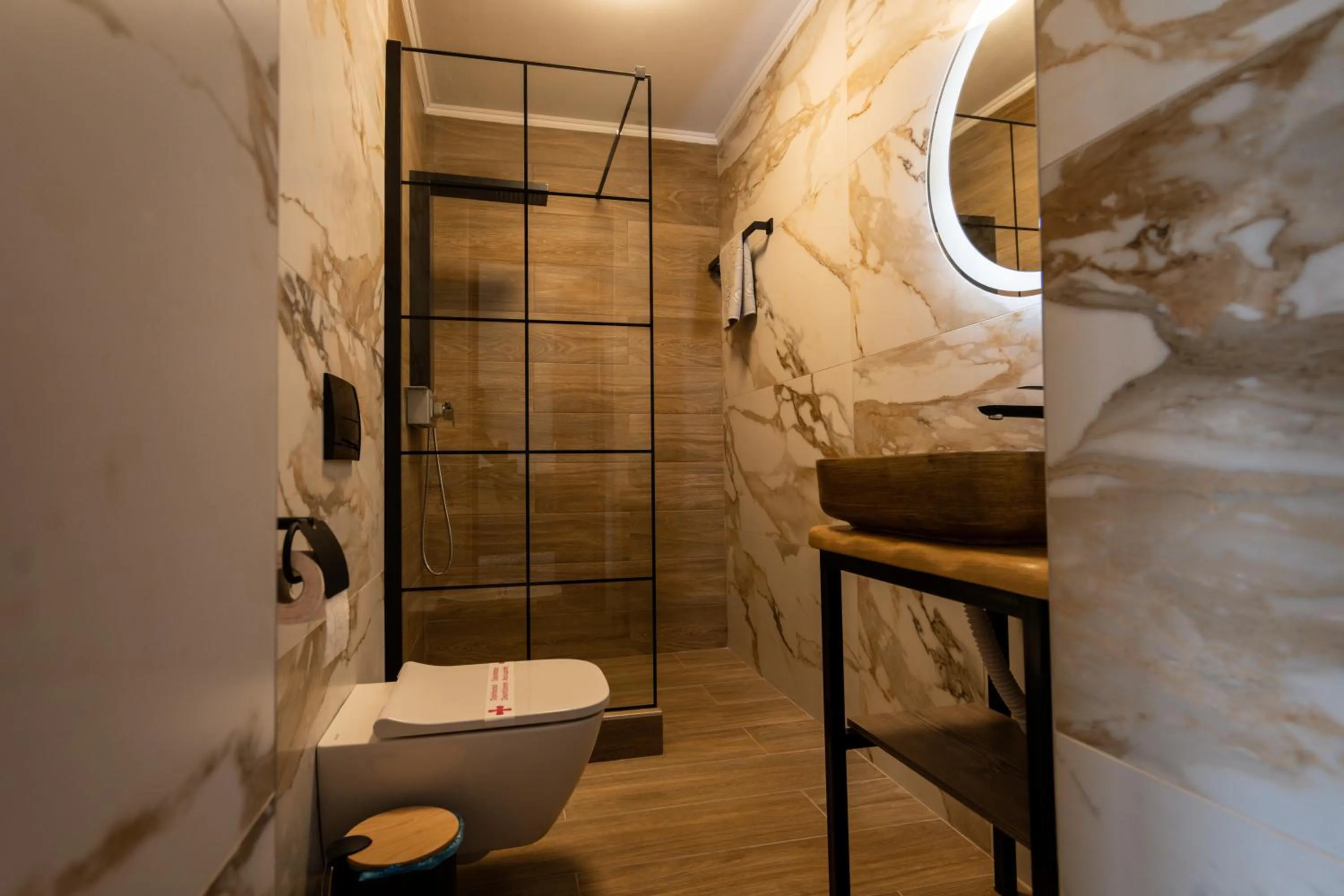 Shower in Hotel Epavlis